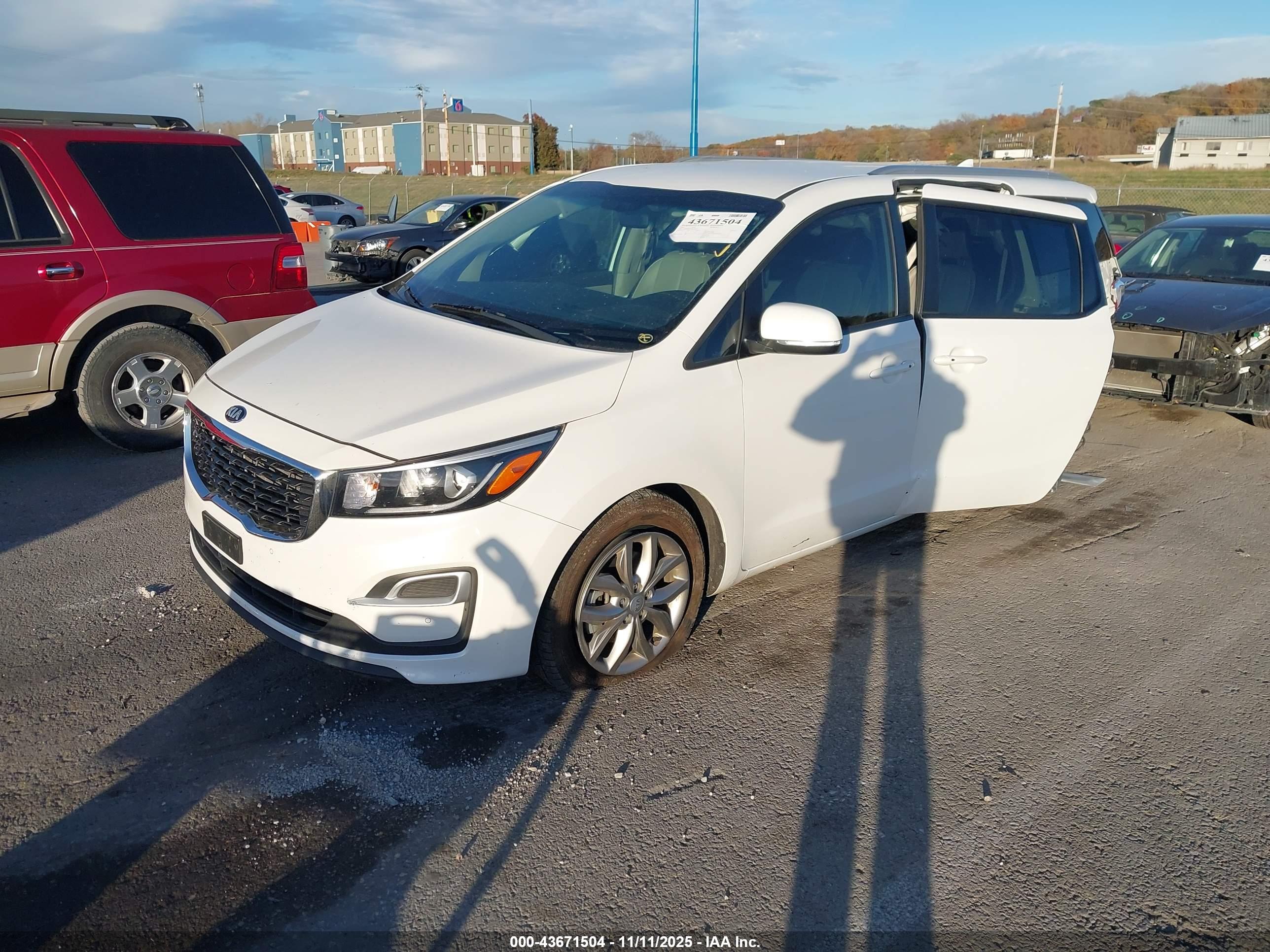 KIA SEDONA image 2