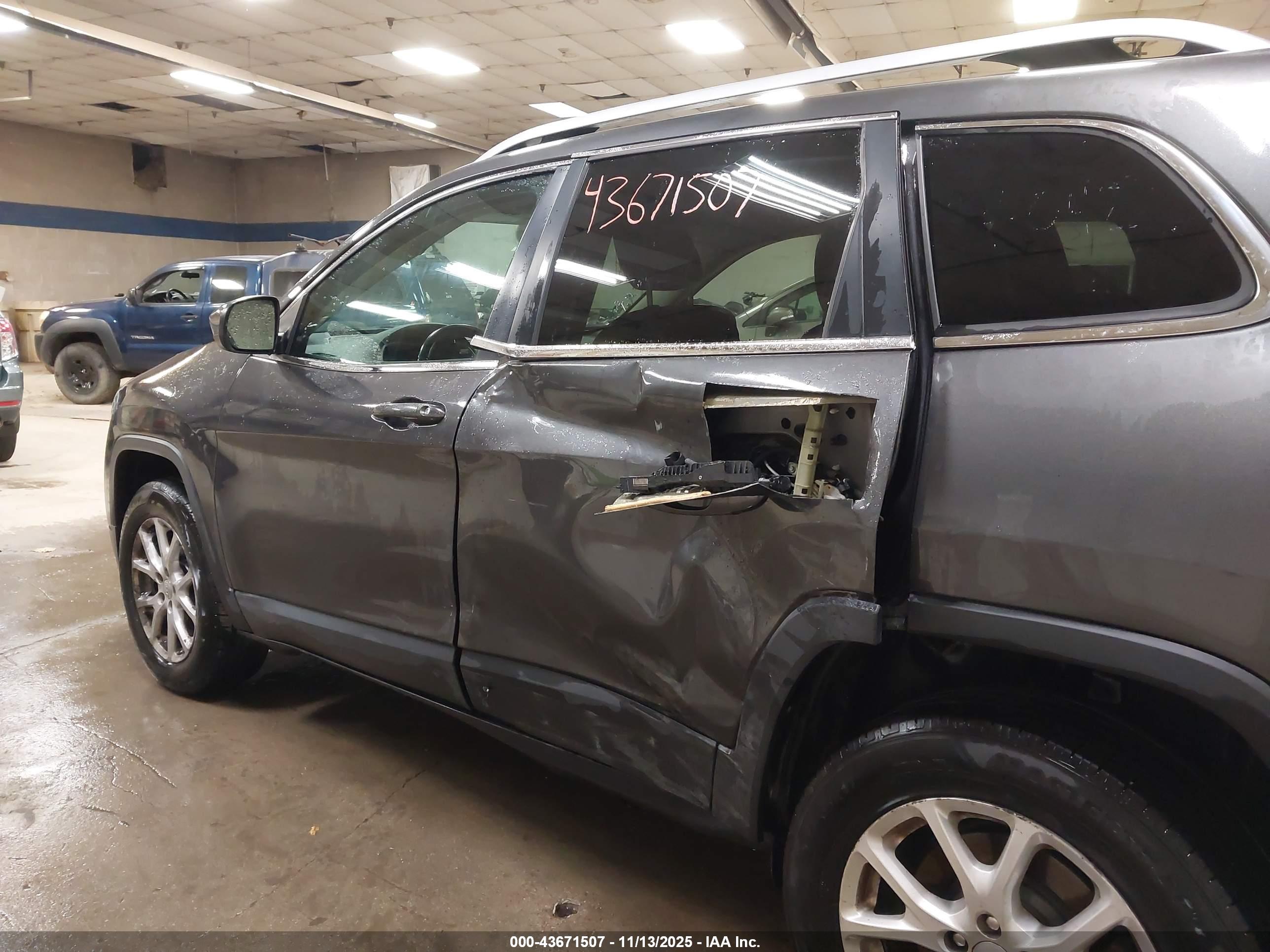 JEEP CHEROKEE image 6