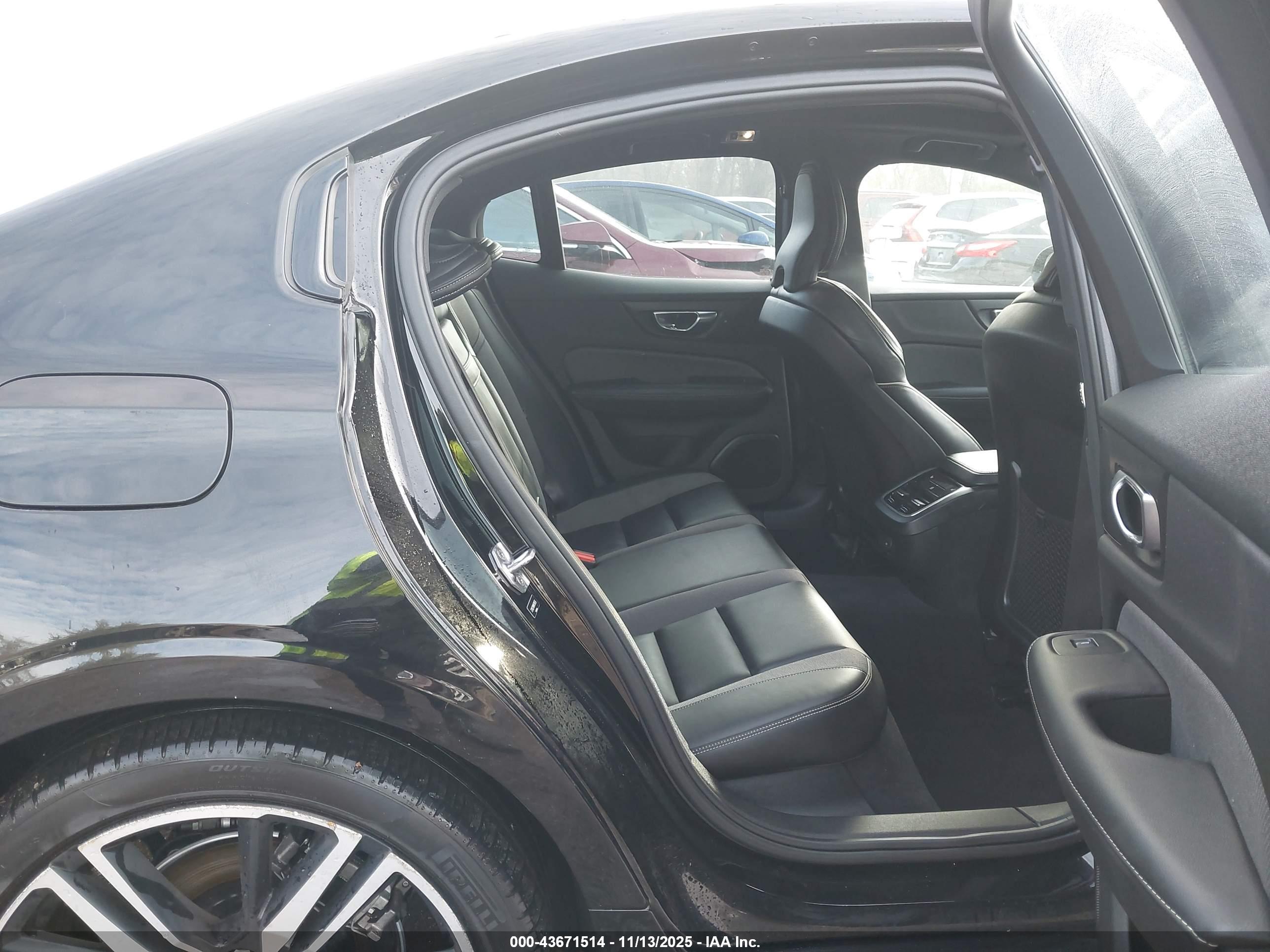 VOLVO S60 image 8