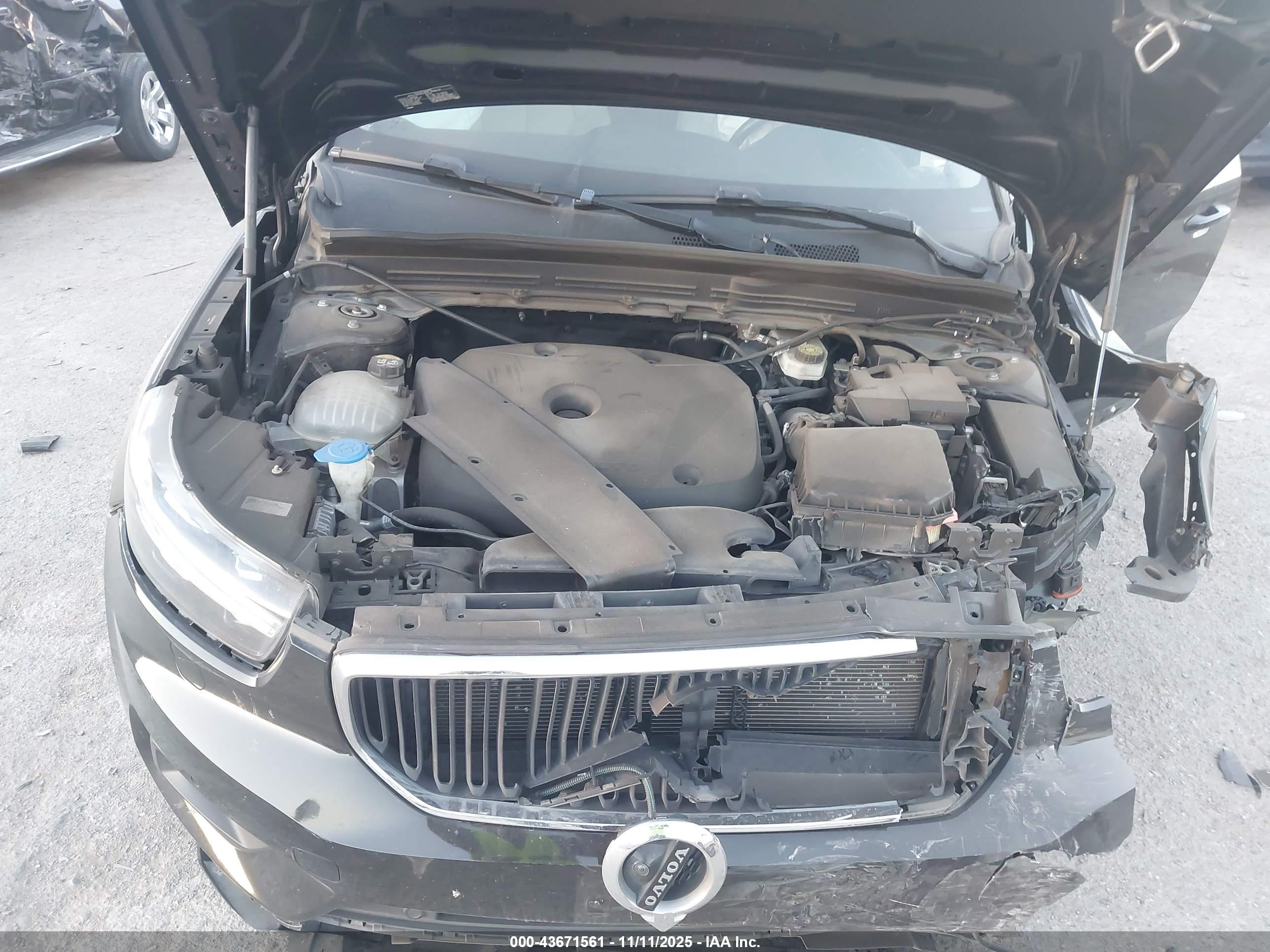 VOLVO XC40 image 10