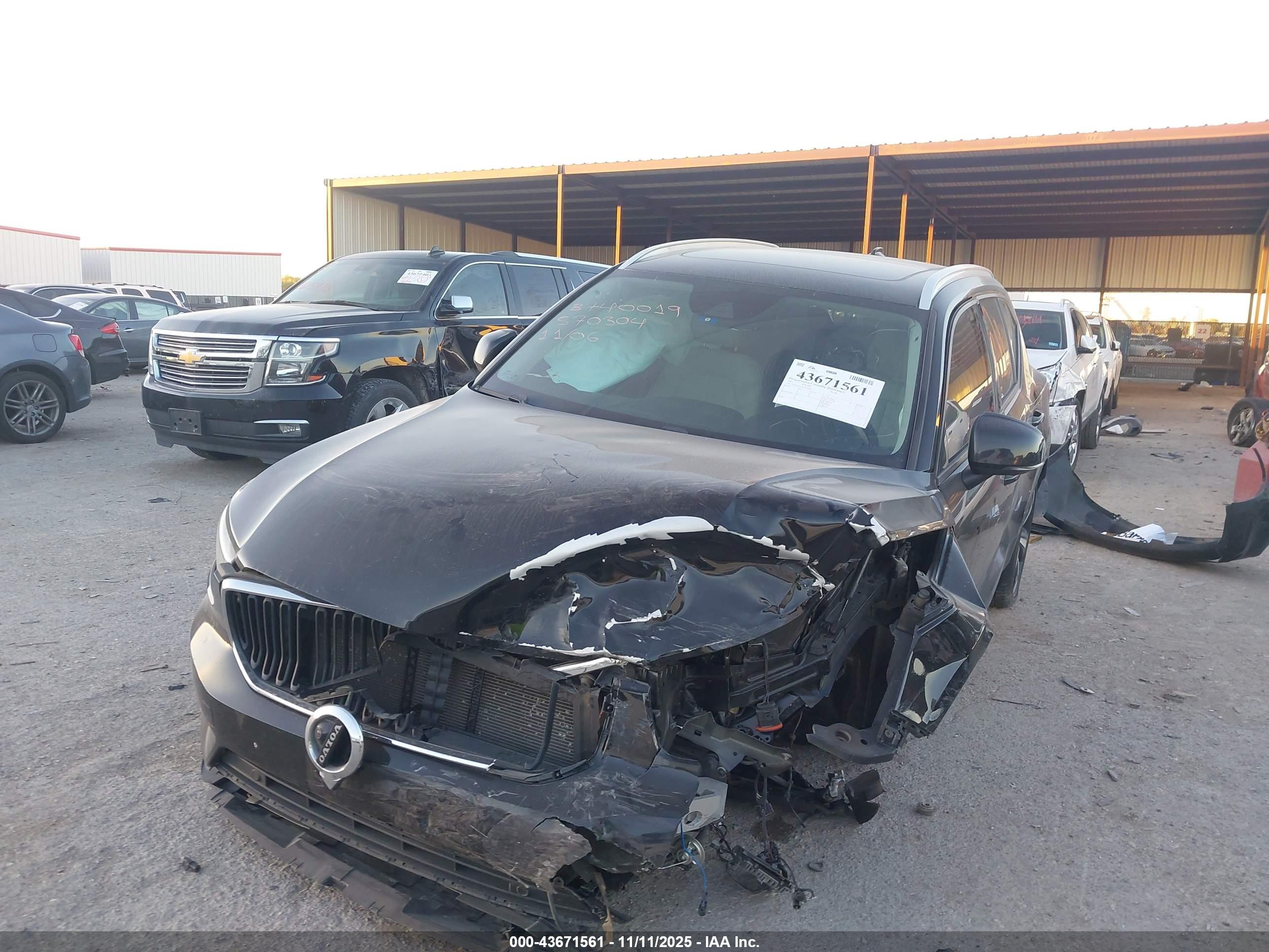 VOLVO XC40 image 2