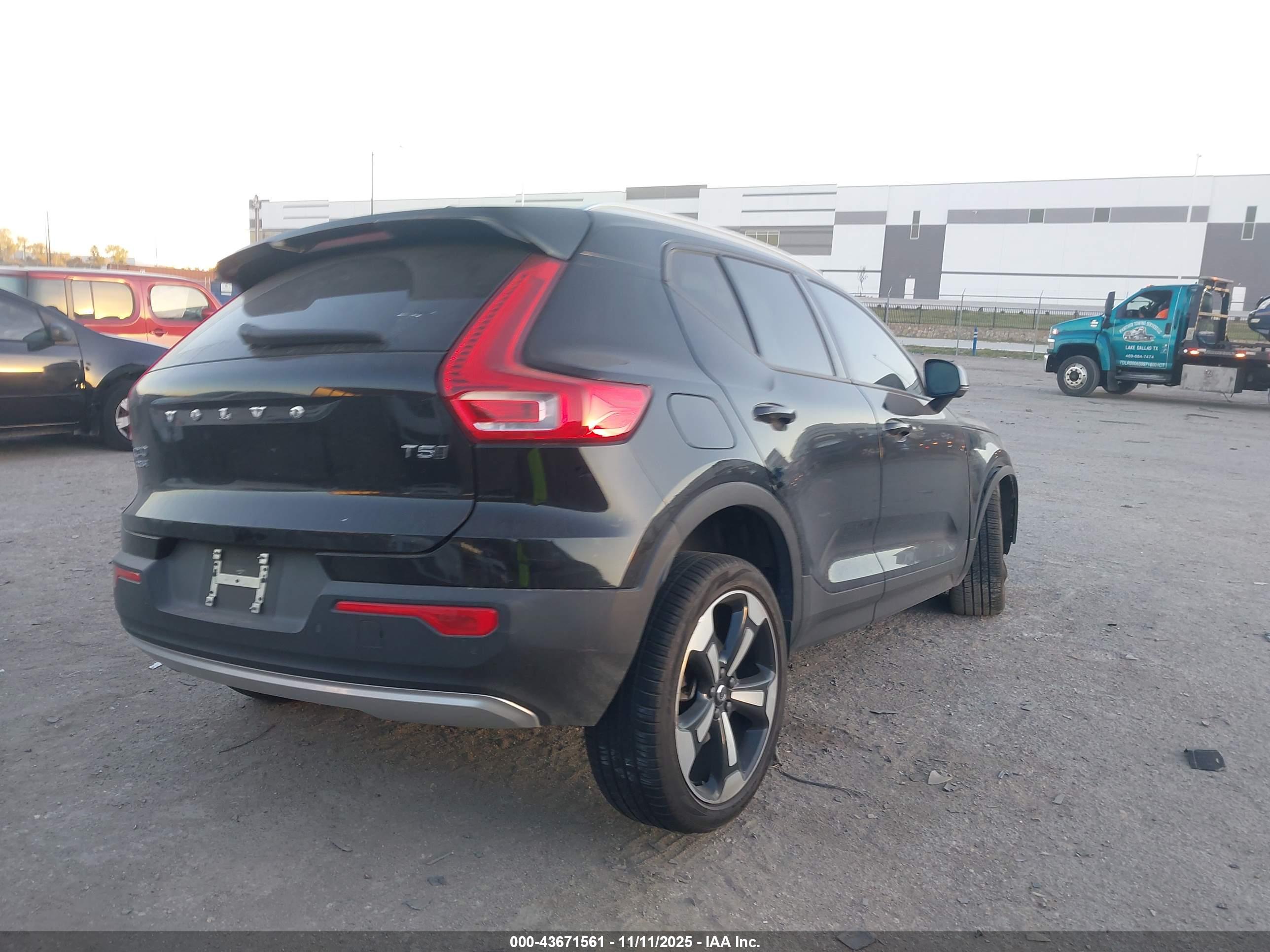 VOLVO XC40 image 4