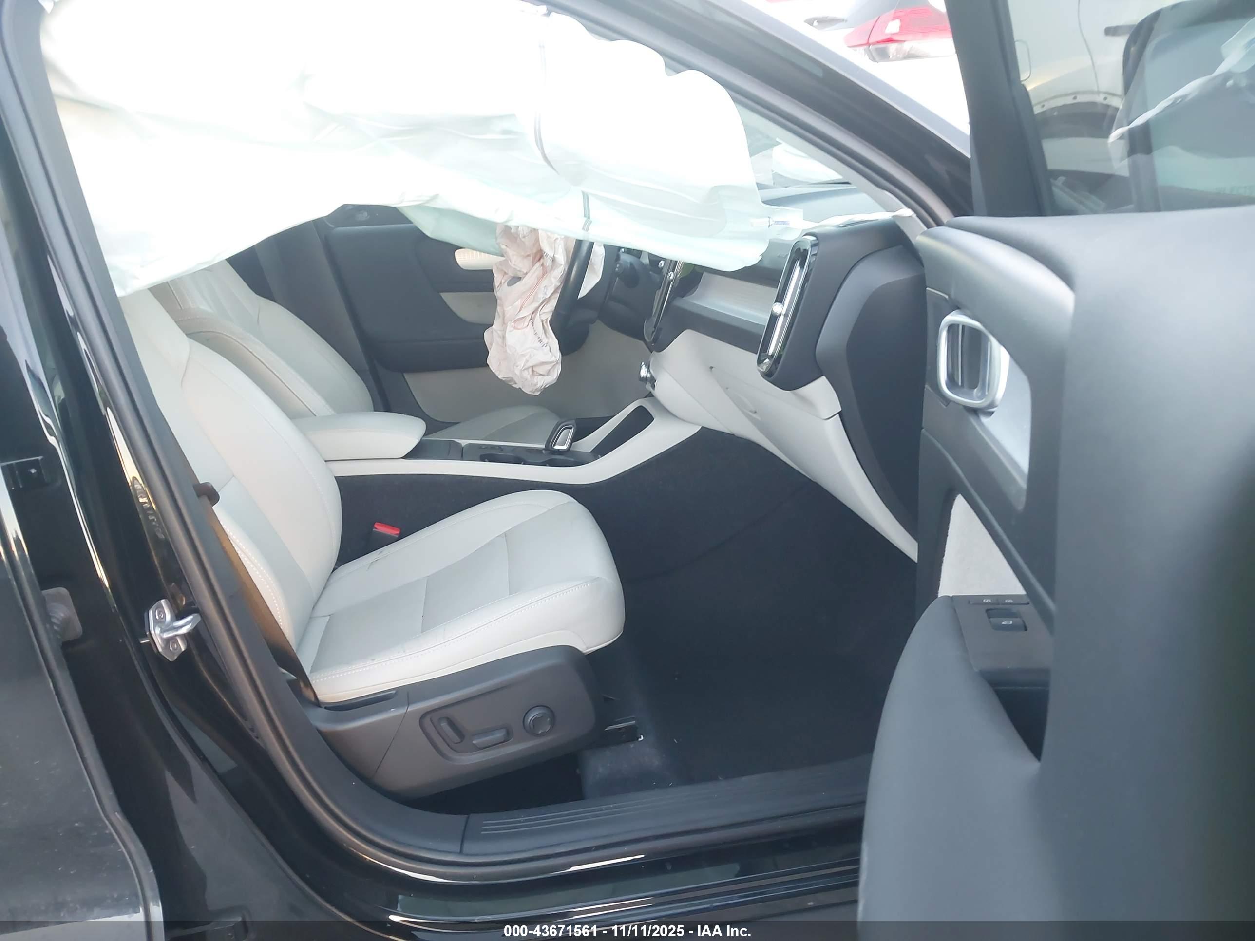 VOLVO XC40 image 5