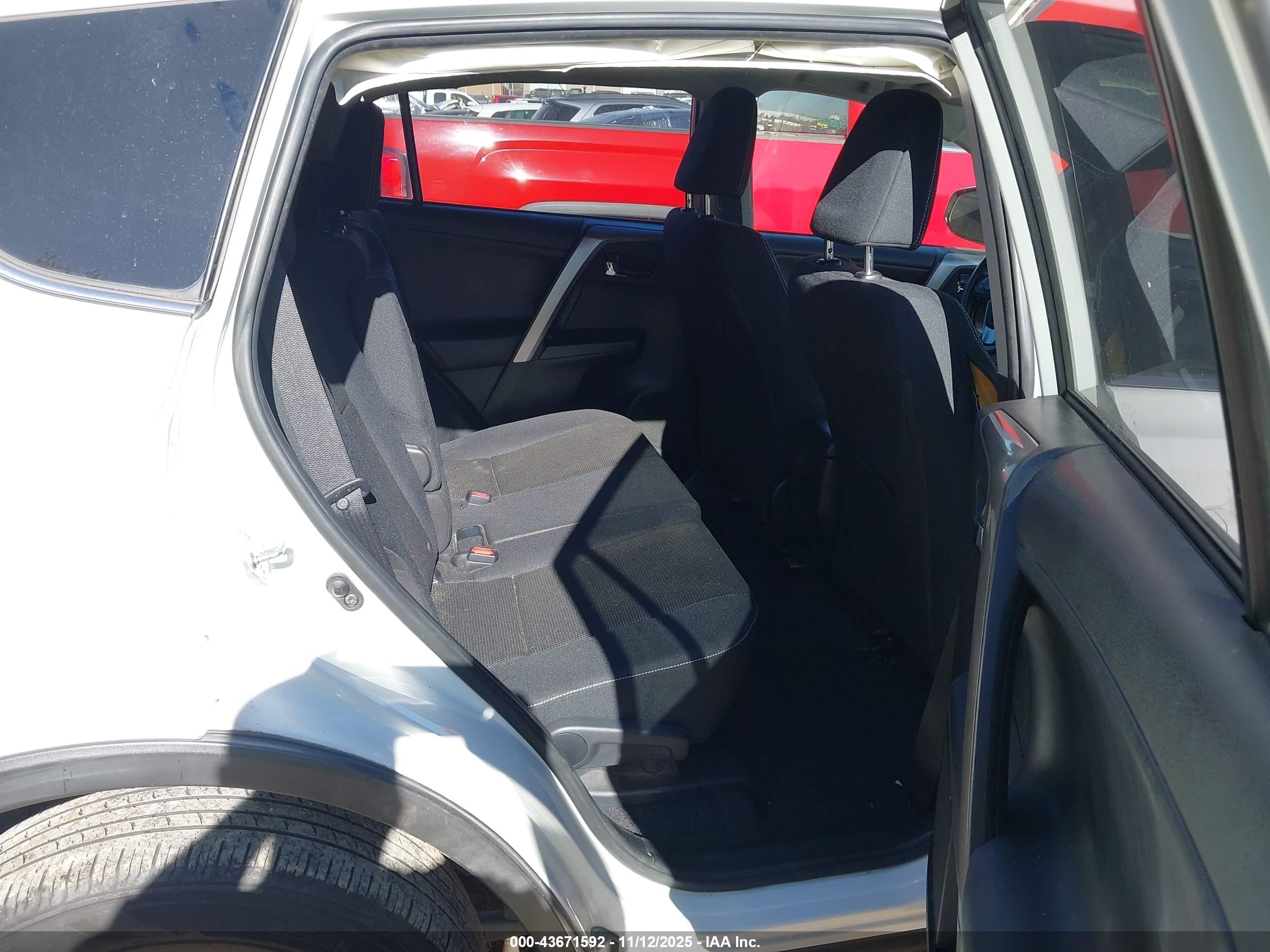 TOYOTA RAV4 image 8