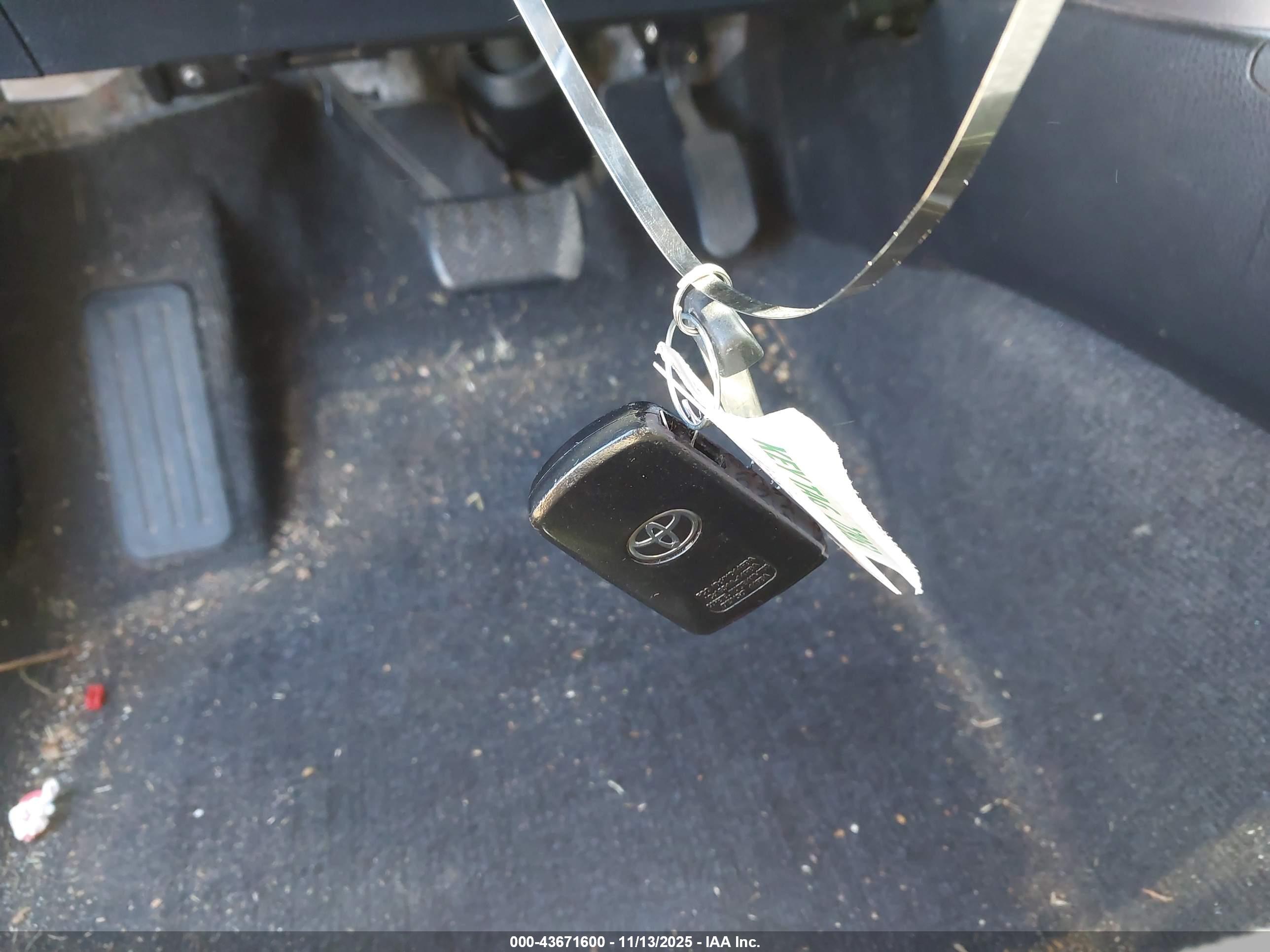 TOYOTA RAV4 image 11