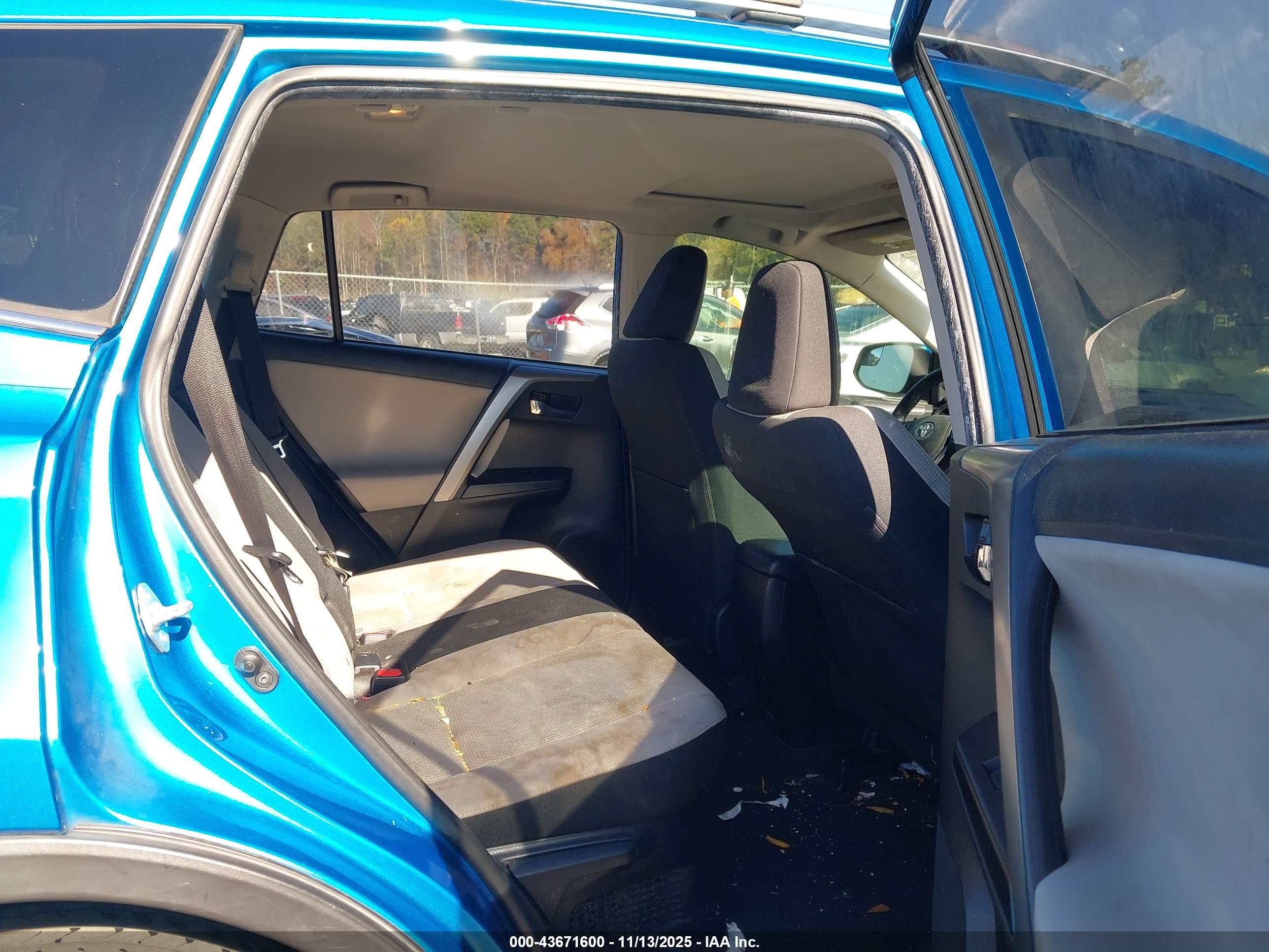 TOYOTA RAV4 image 8
