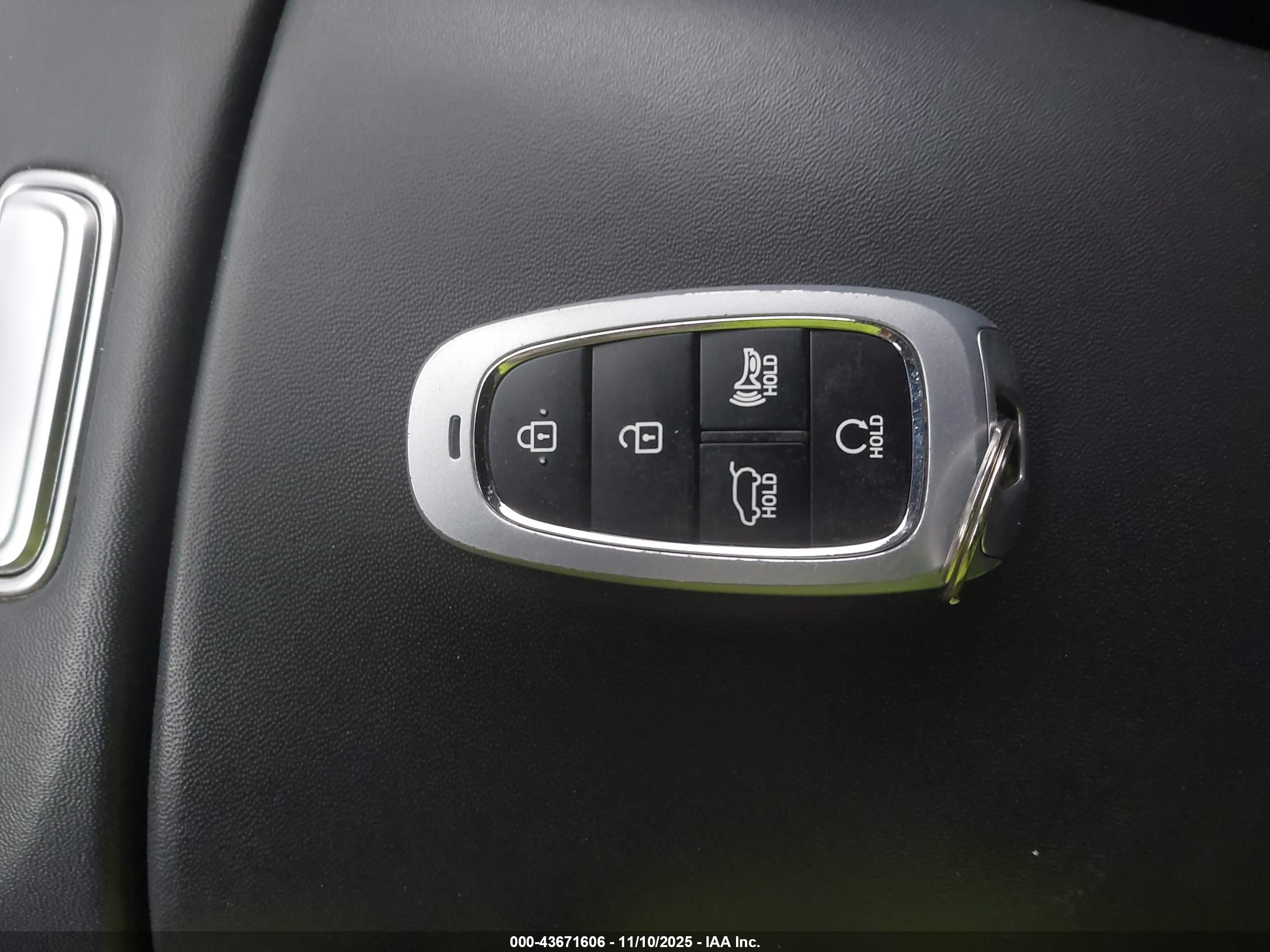 HYUNDAI SANTA image 11
