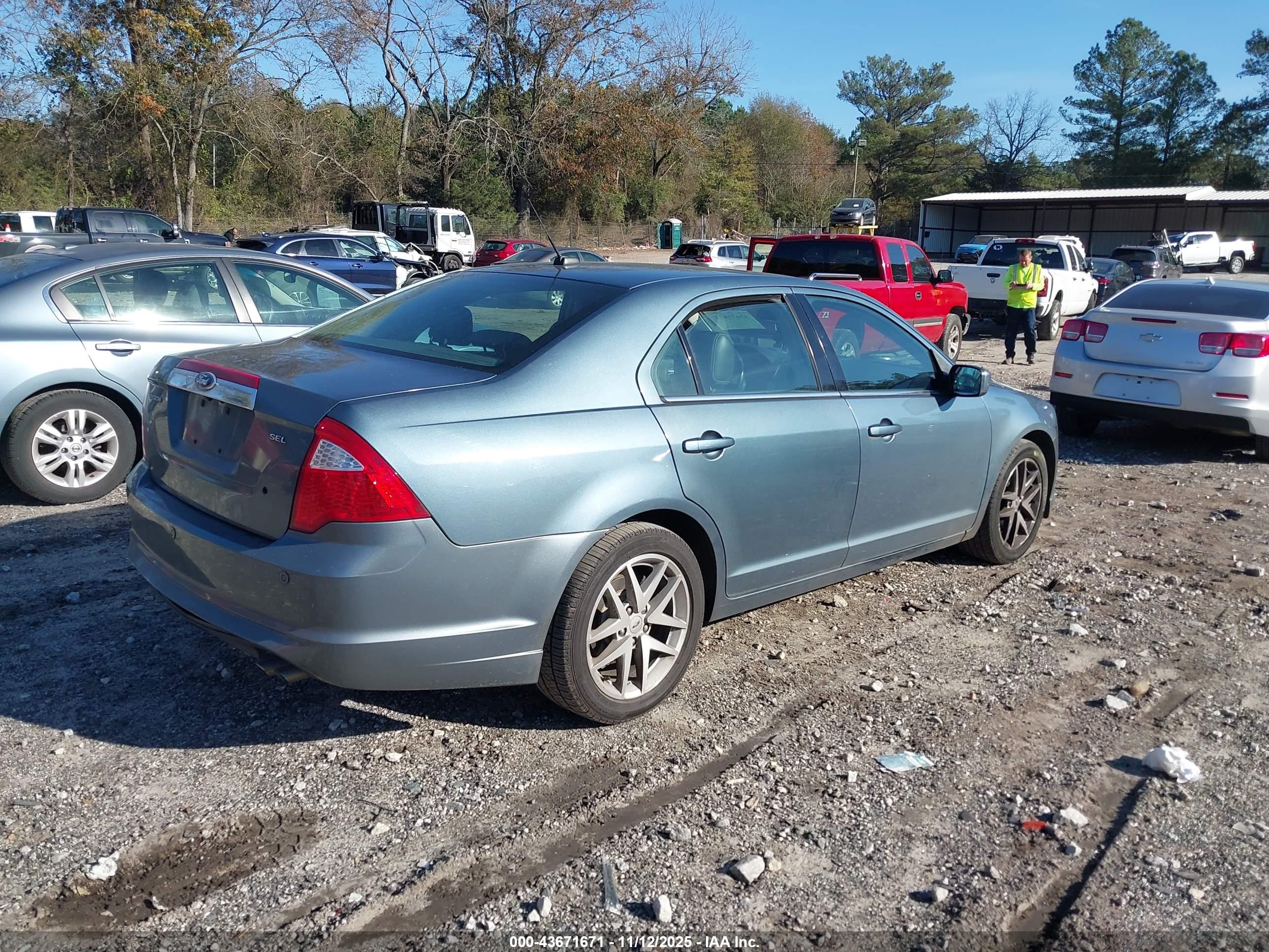 FORD FUSION image 4