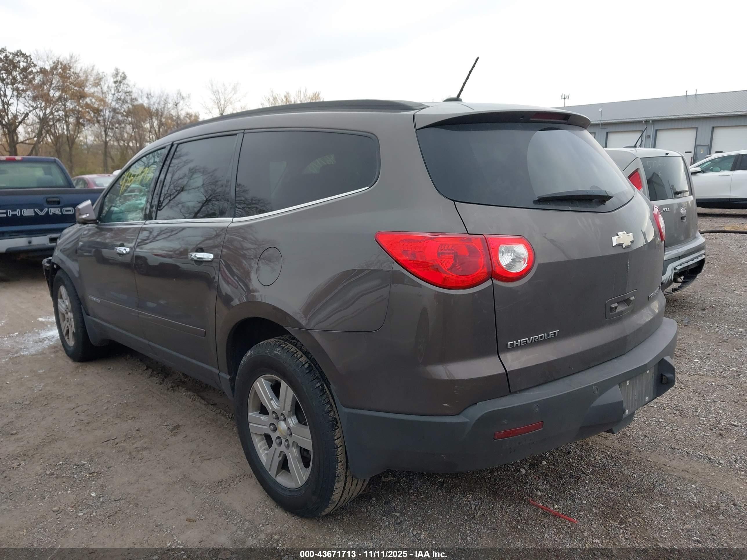 CHEVROLET TRAVERSE image 3