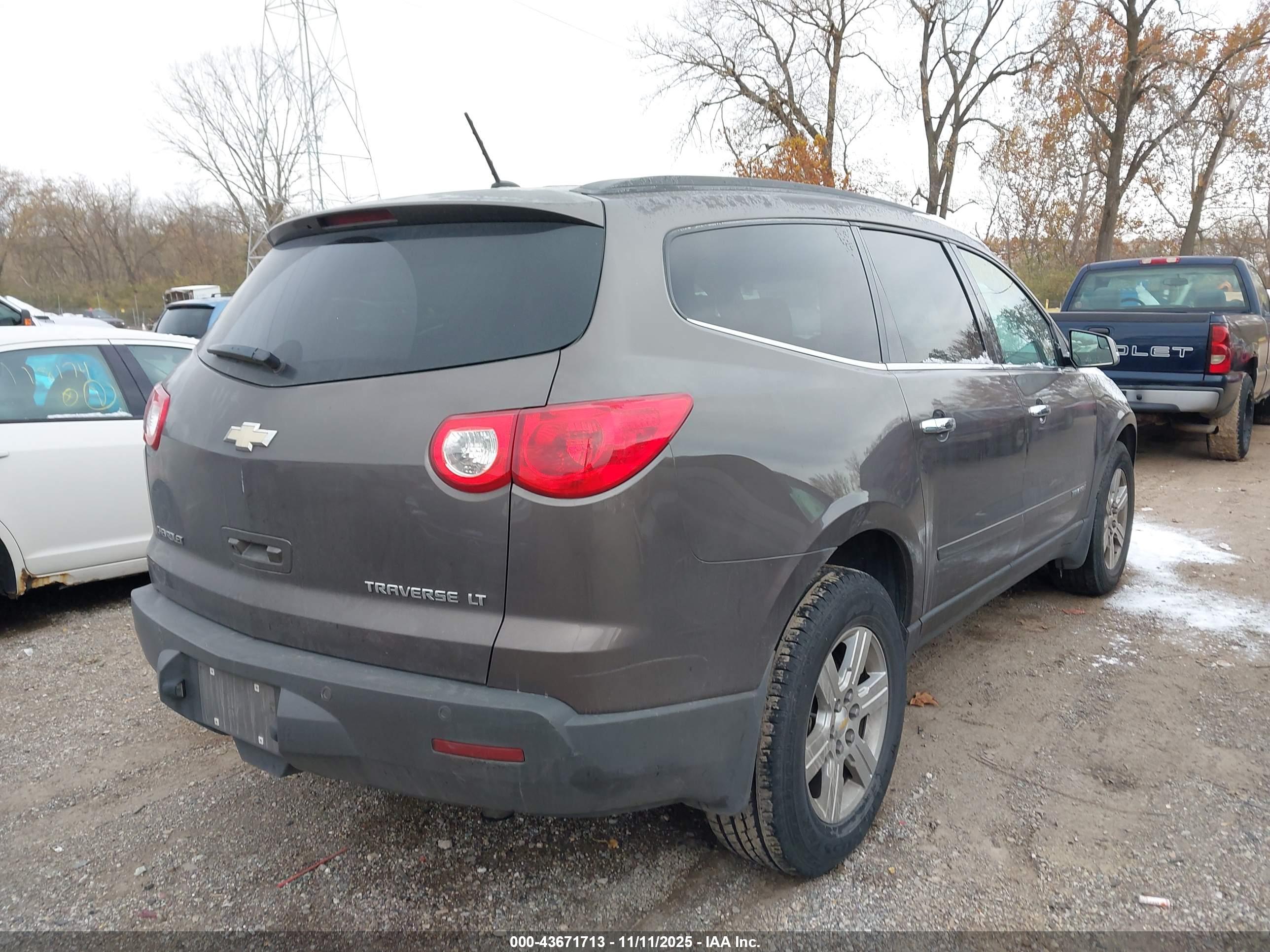 CHEVROLET TRAVERSE image 4