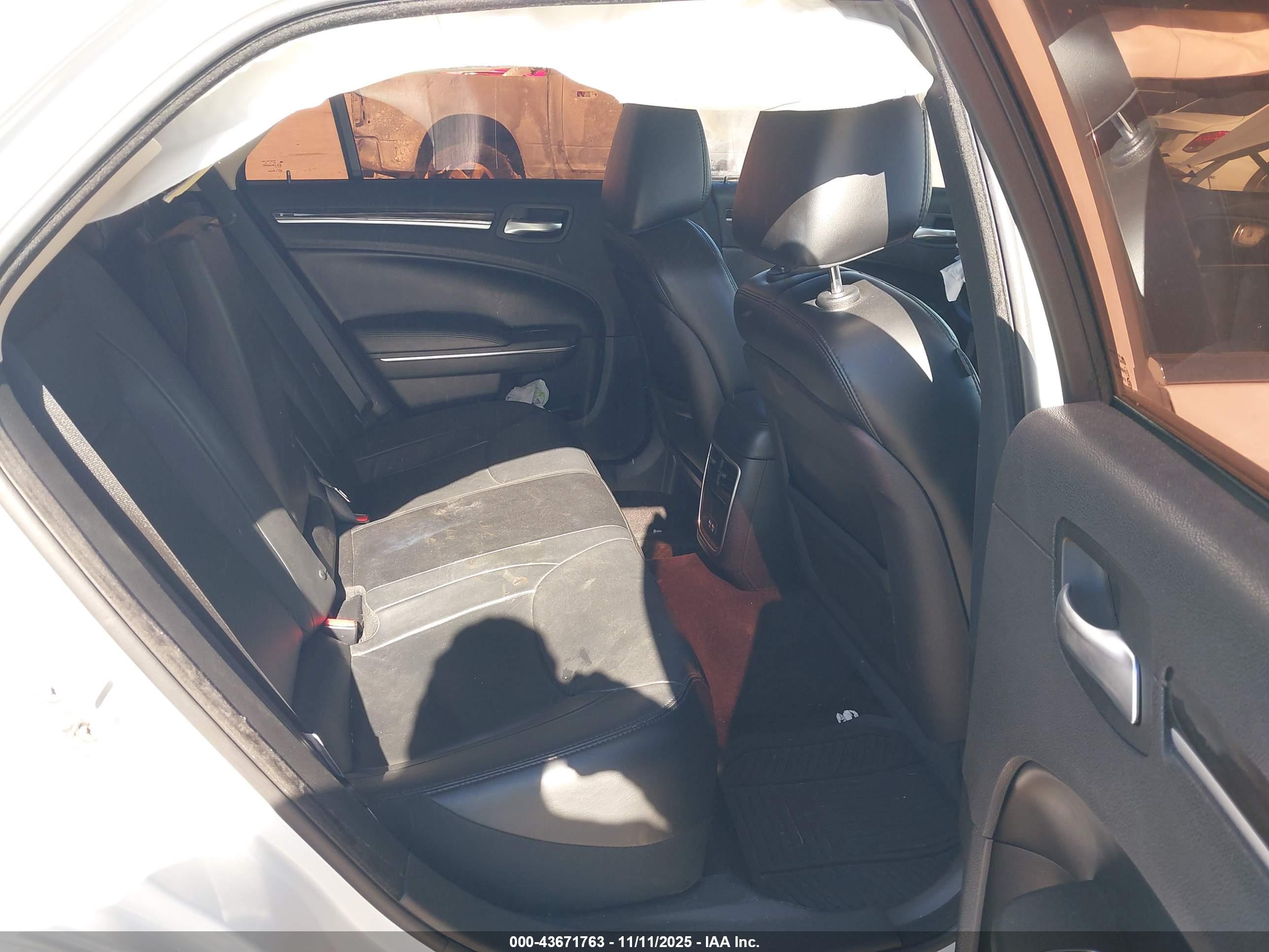 CHRYSLER 300 image 8