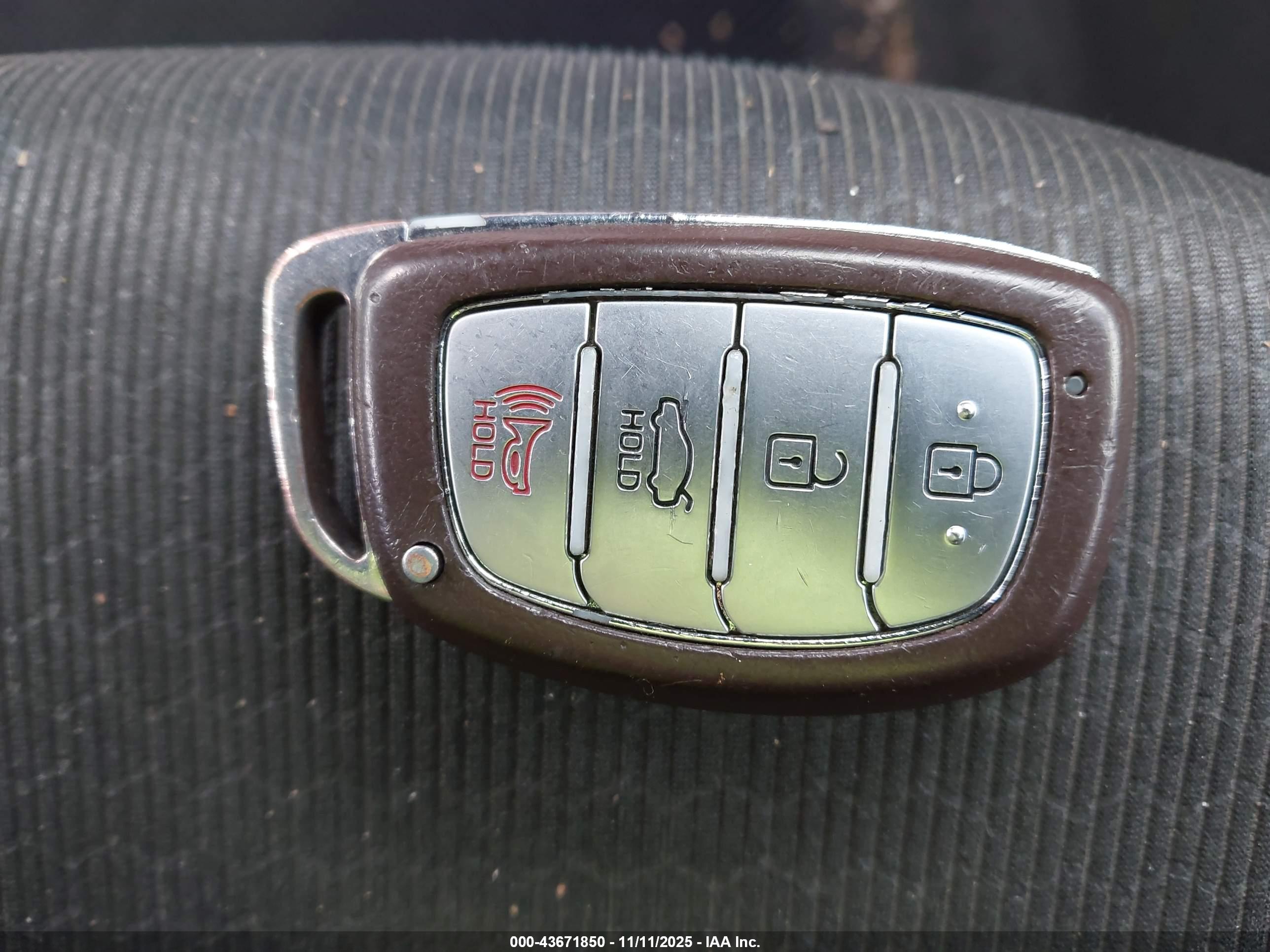 HYUNDAI ELANTRA image 11