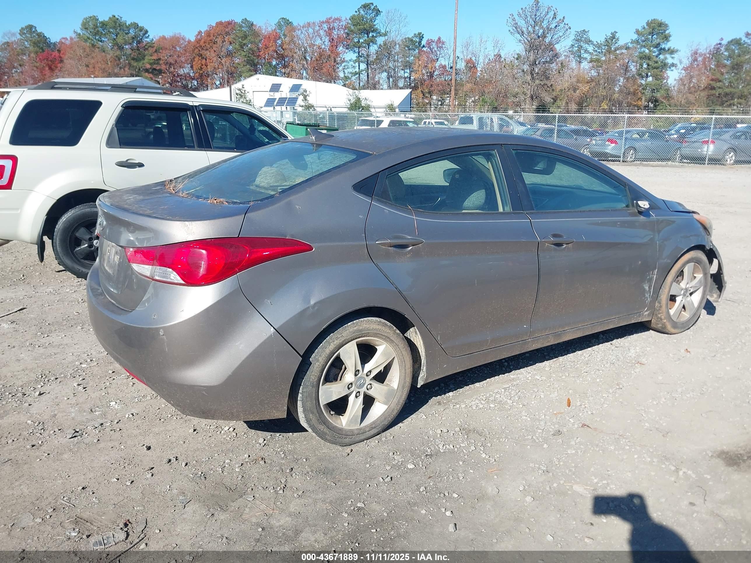 HYUNDAI ELANTRA image 4