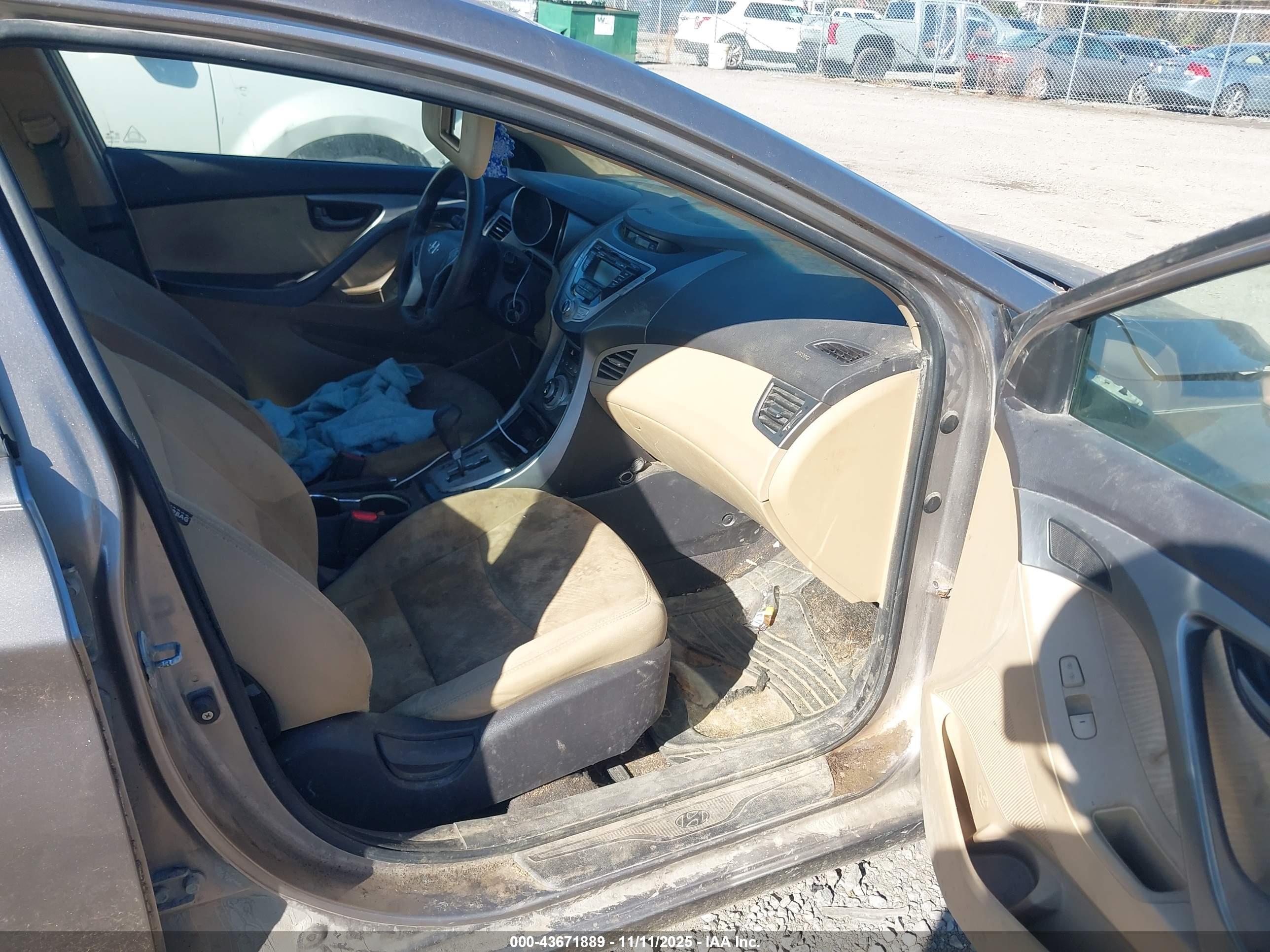 HYUNDAI ELANTRA image 5