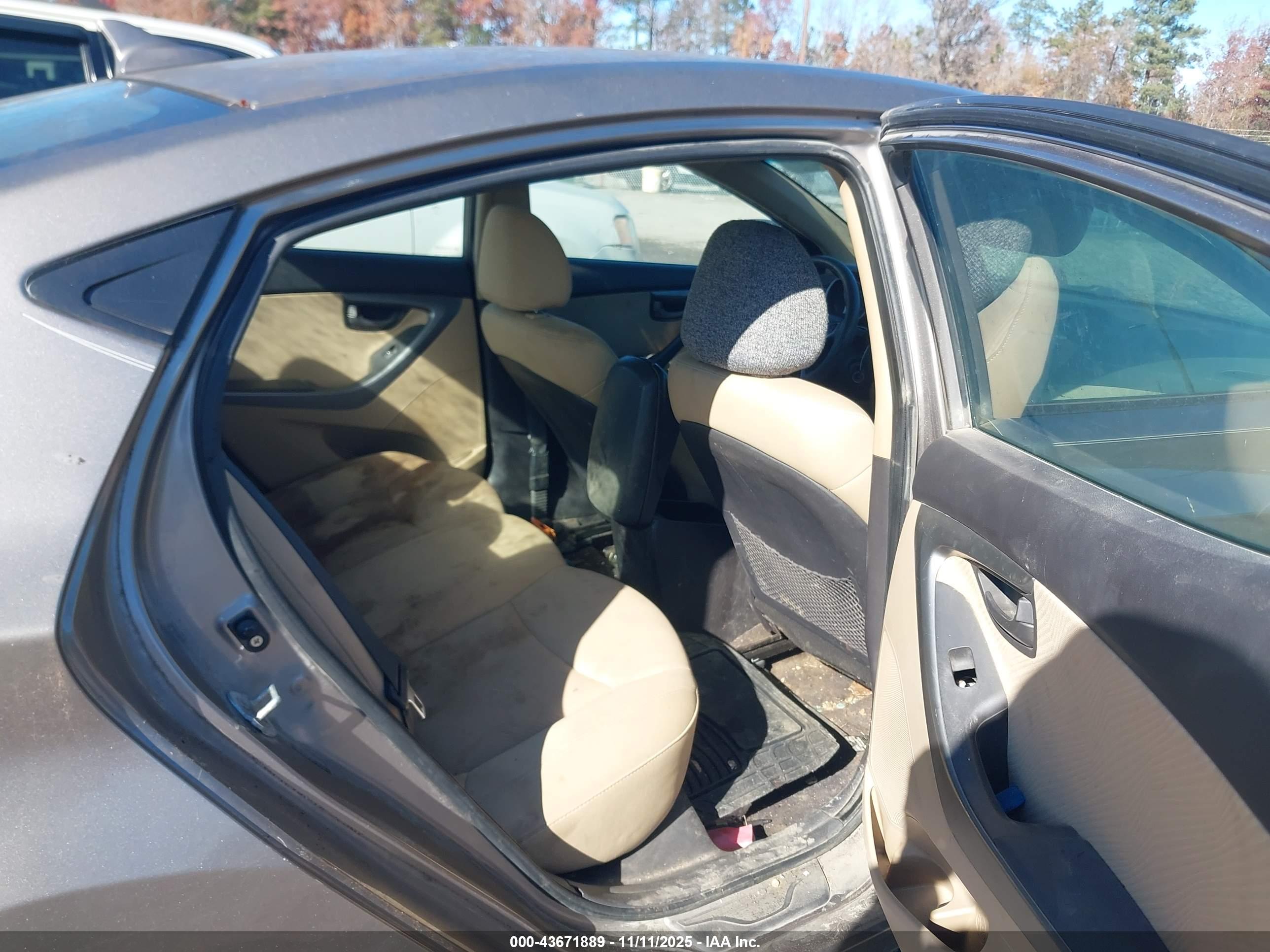 HYUNDAI ELANTRA image 8