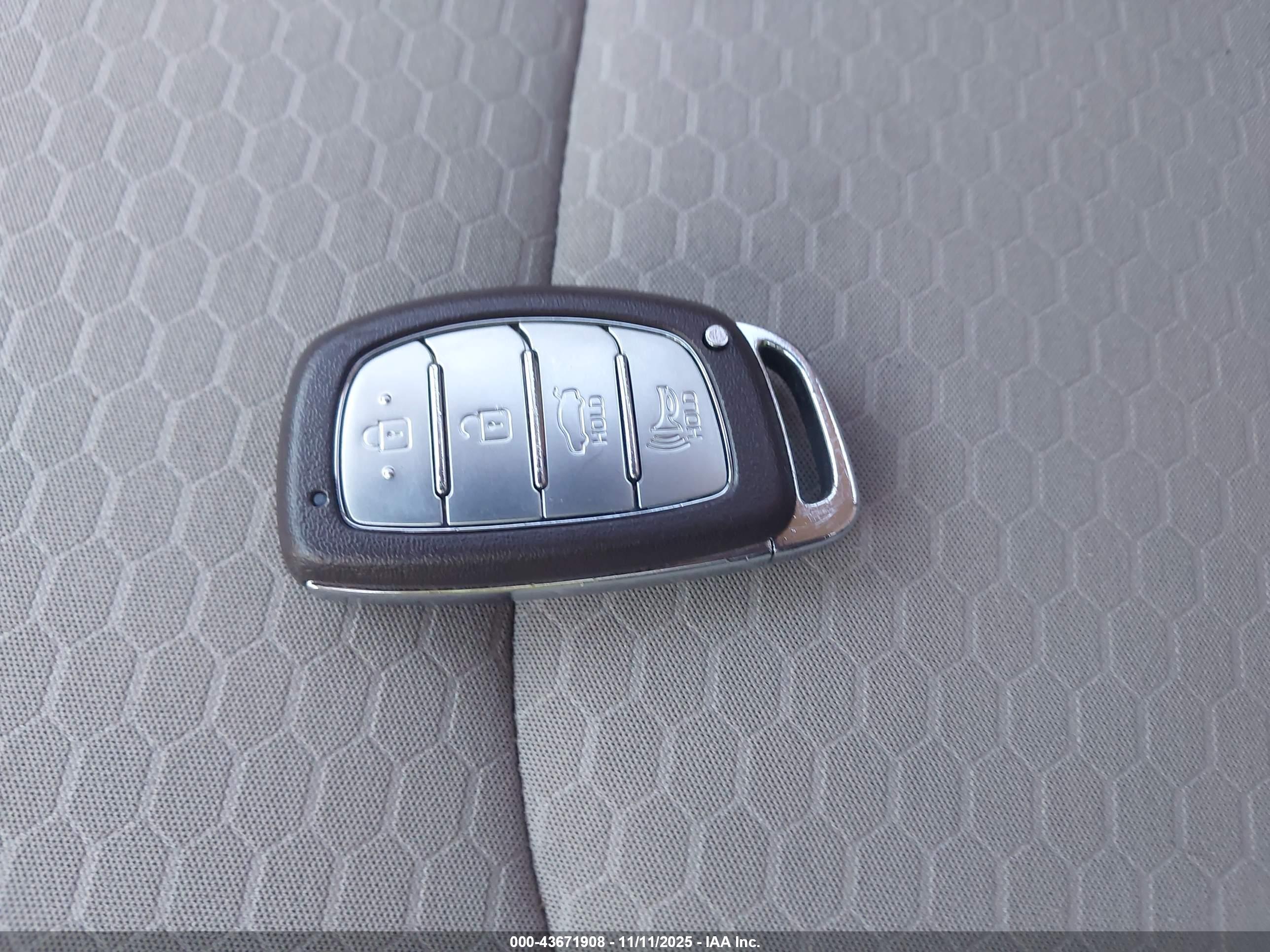 HYUNDAI ELANTRA image 11