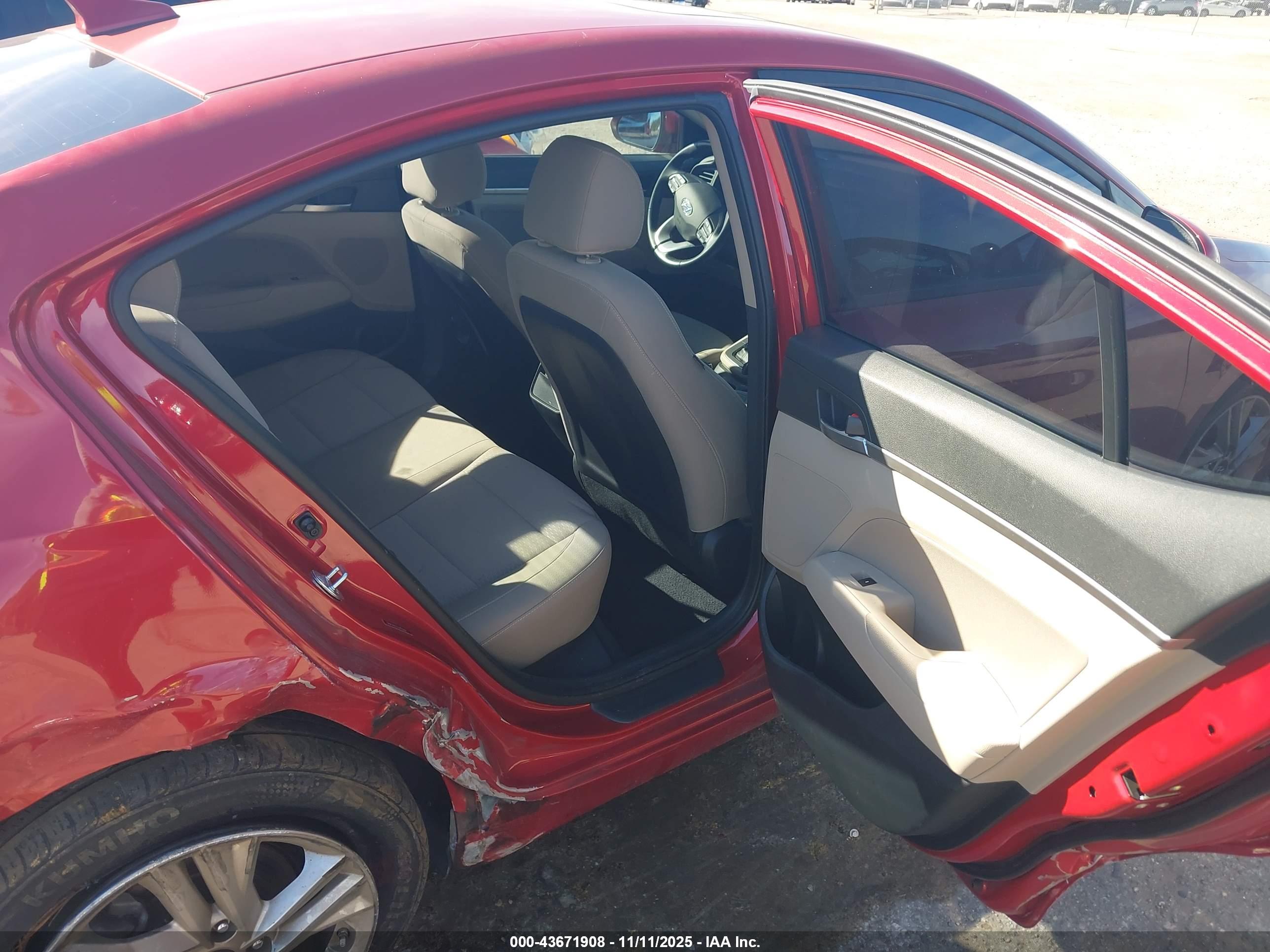 HYUNDAI ELANTRA image 8