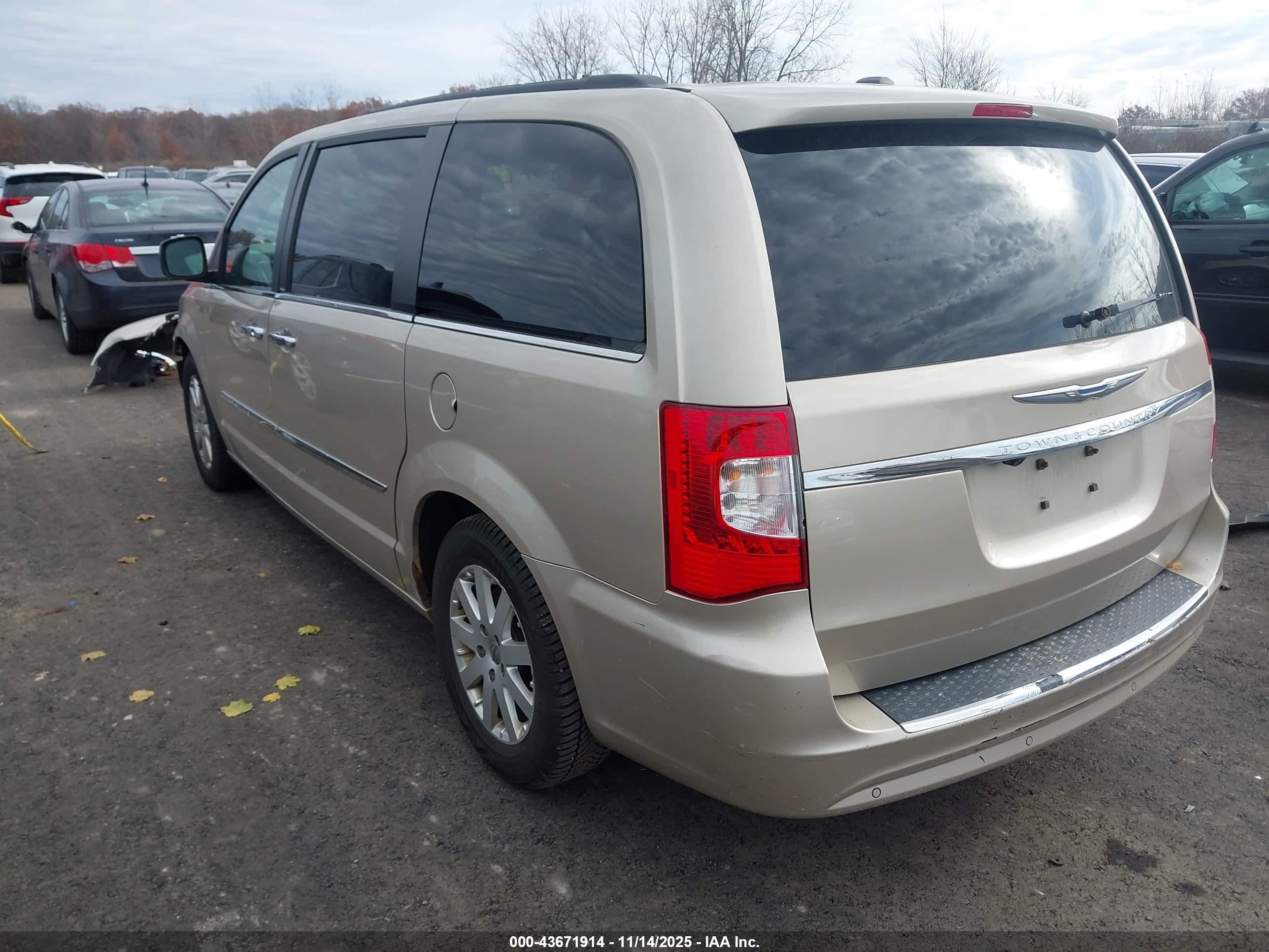 CHRYSLER TOWN image 3