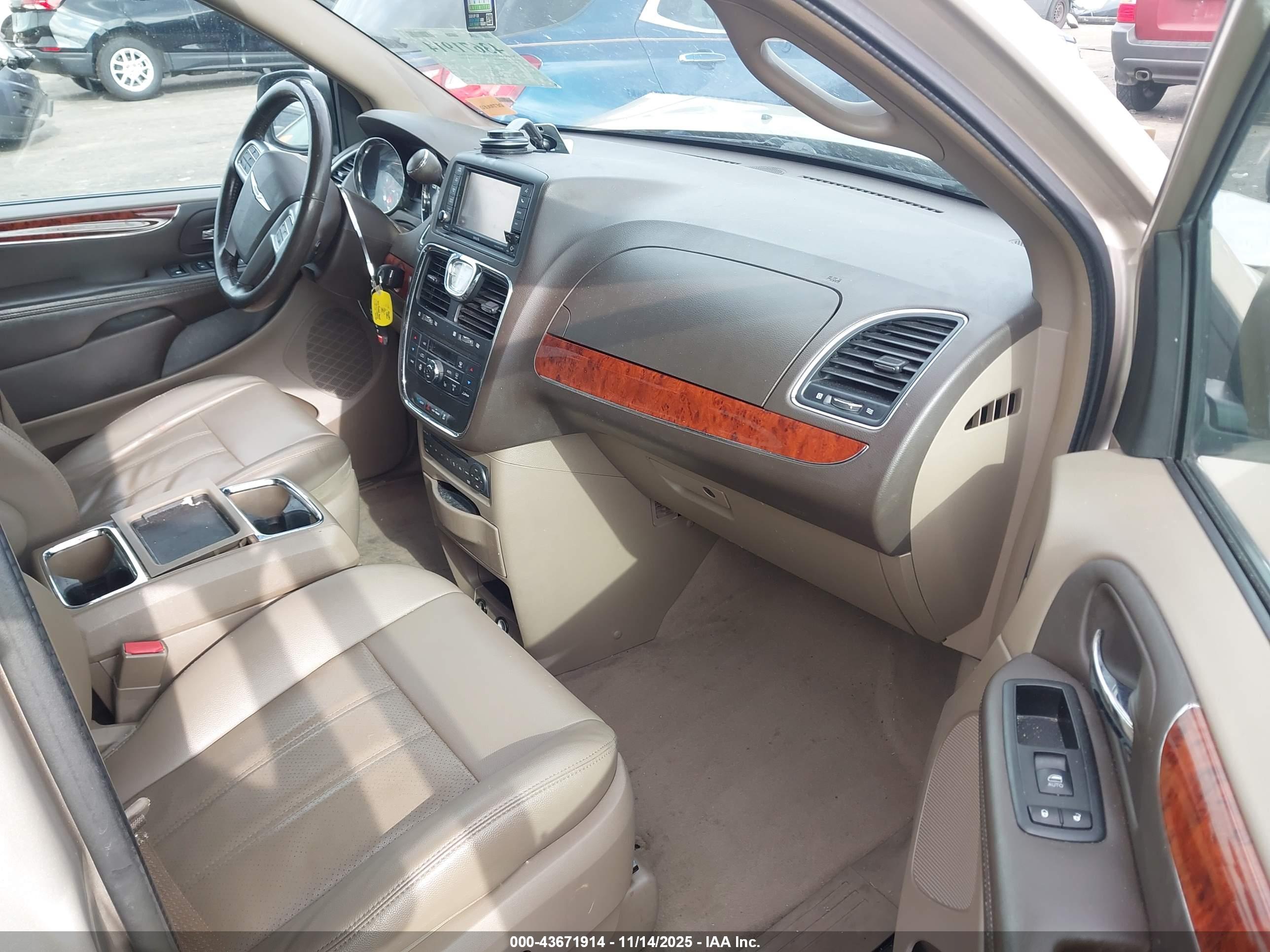 CHRYSLER TOWN image 5