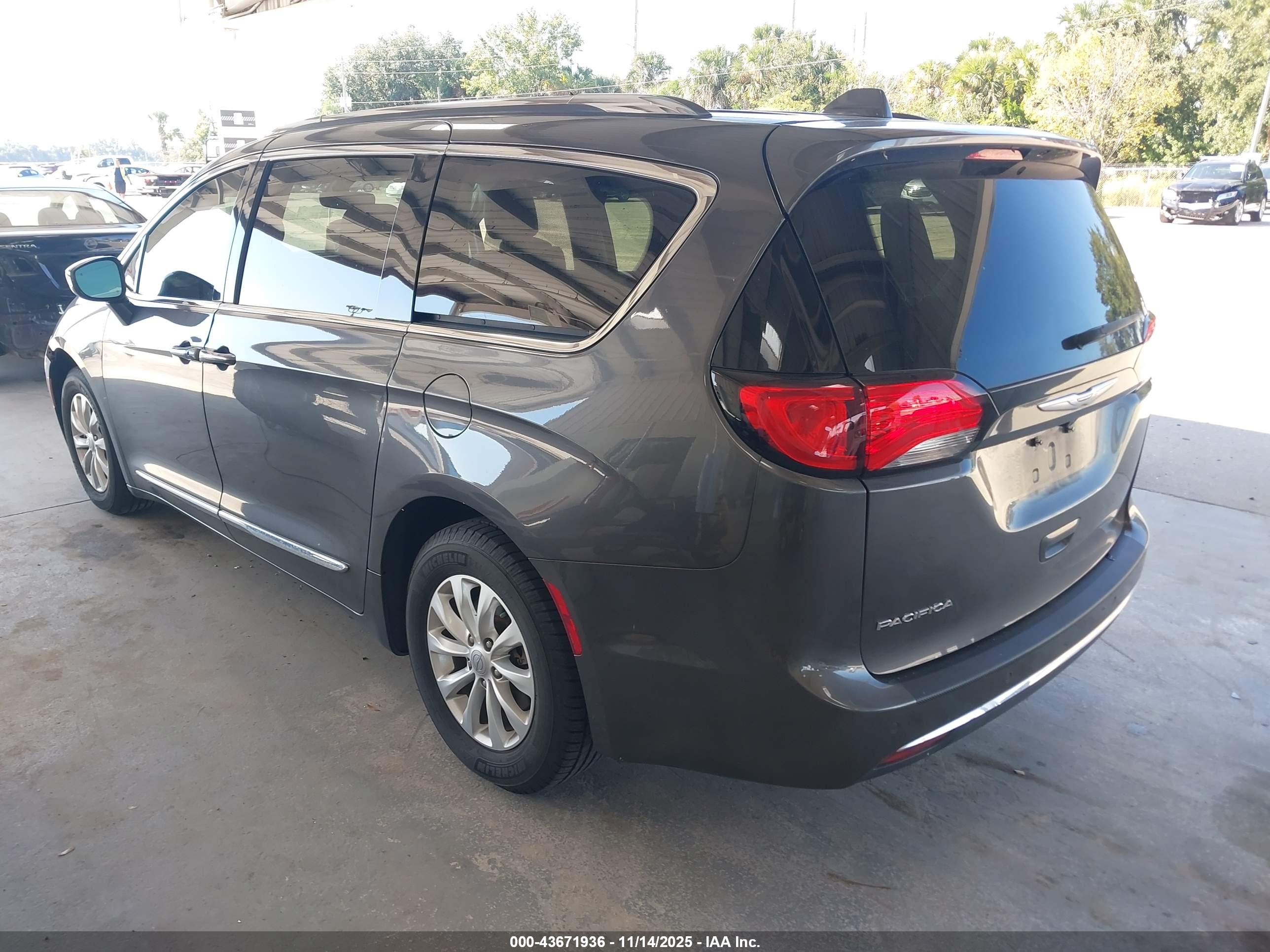 CHRYSLER PACIFICA image 3