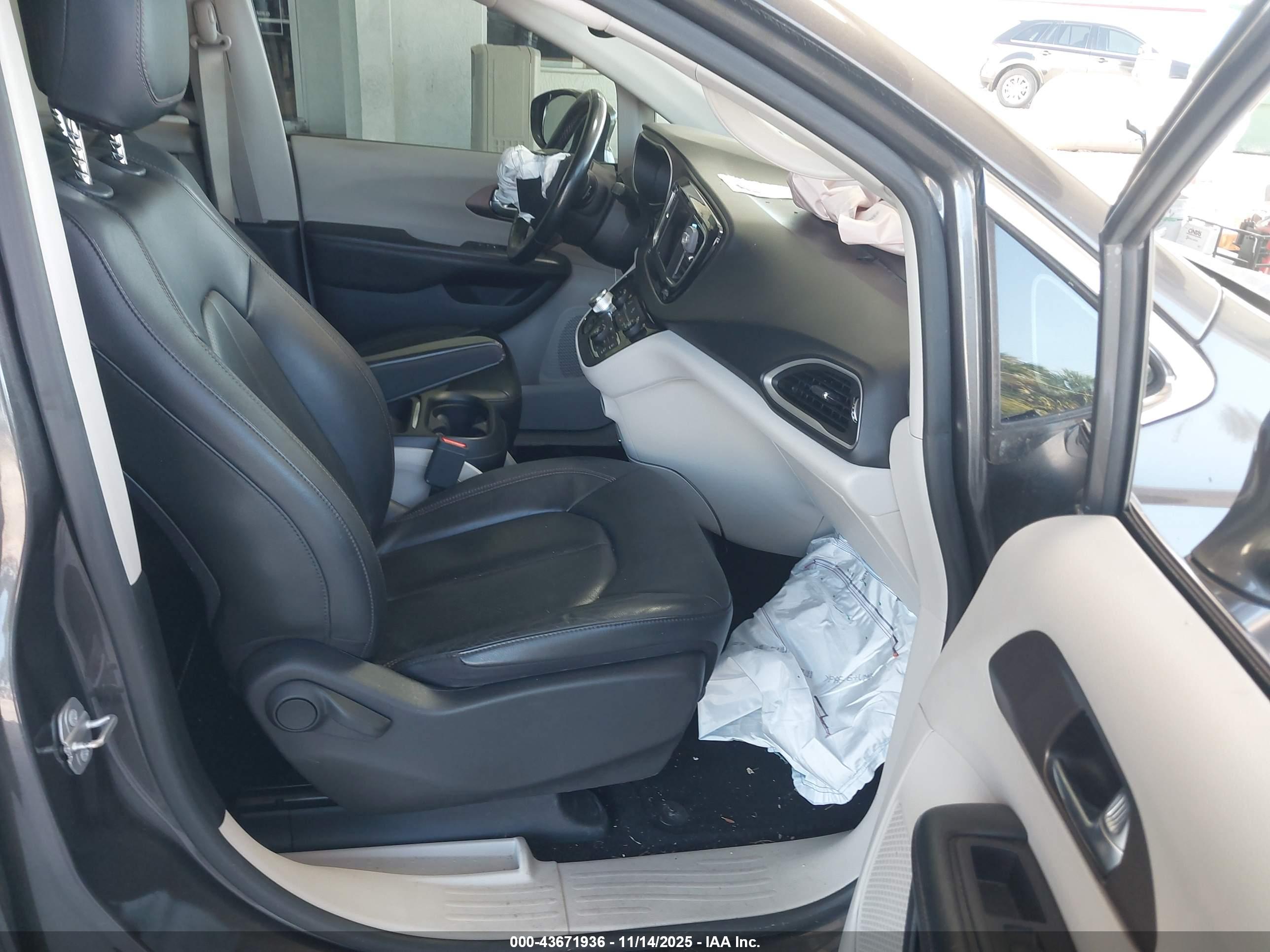 CHRYSLER PACIFICA image 5