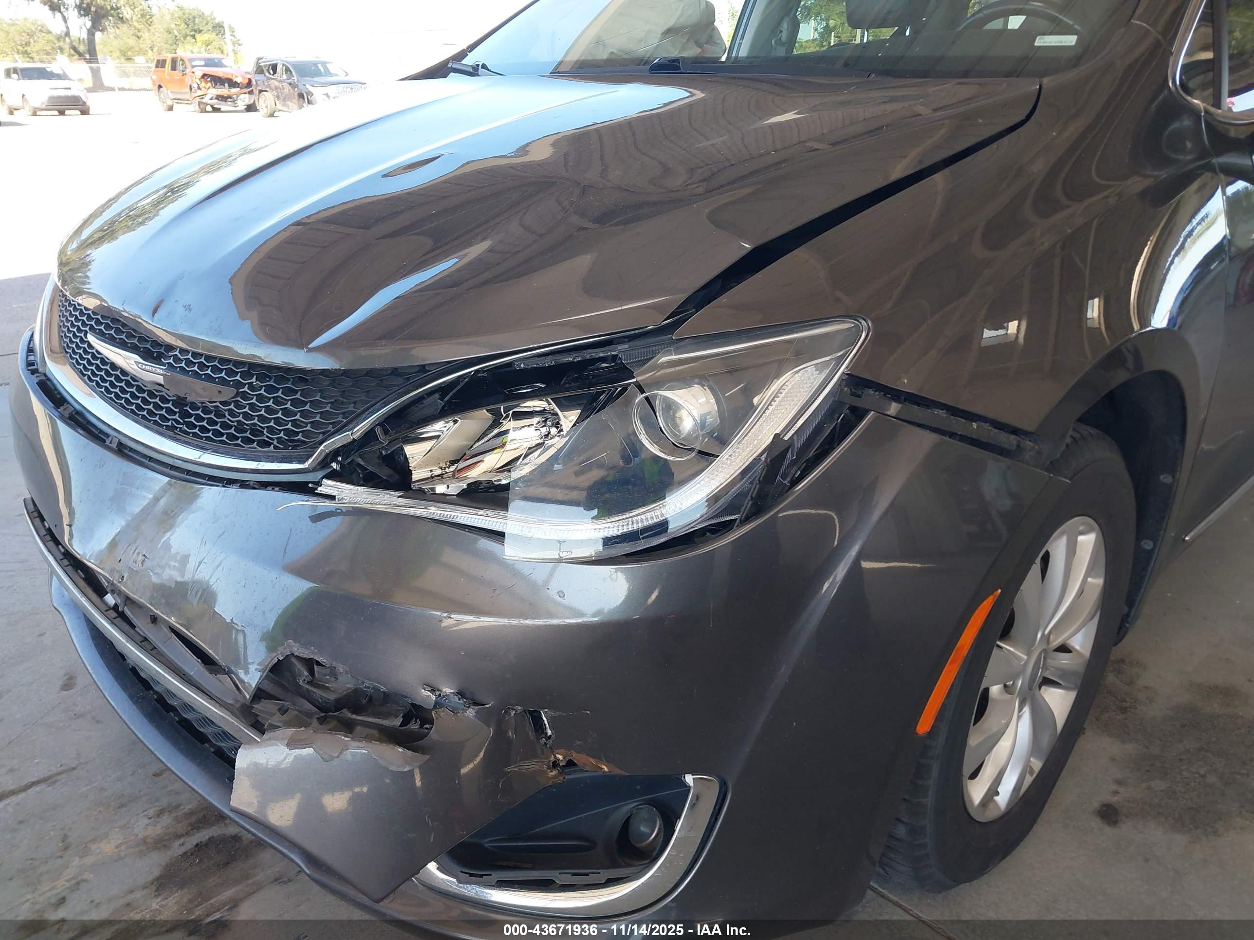 CHRYSLER PACIFICA image 6