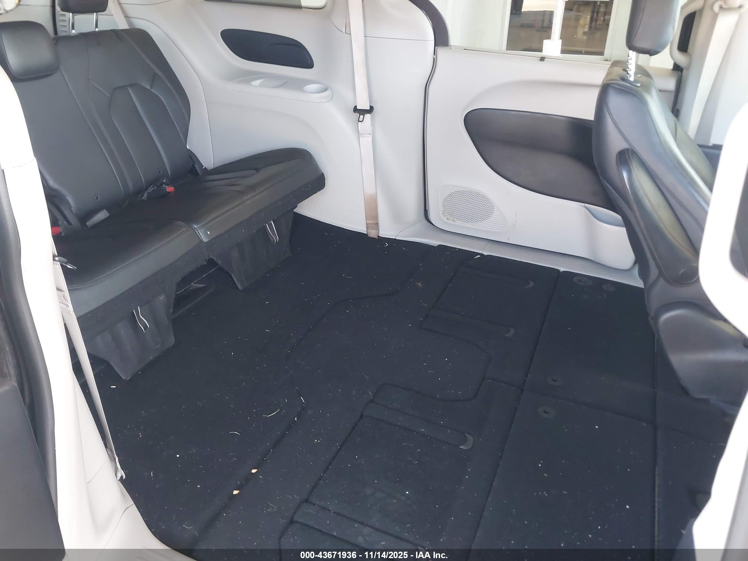 CHRYSLER PACIFICA image 8