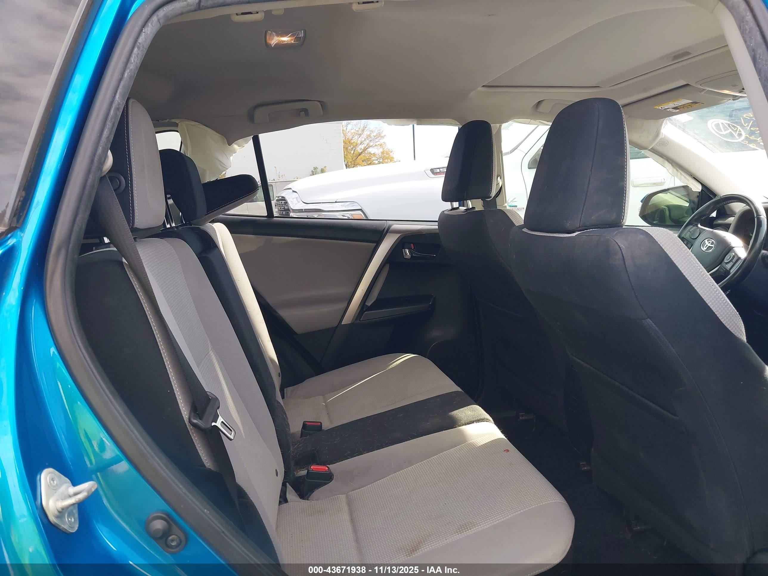 TOYOTA RAV4 image 8