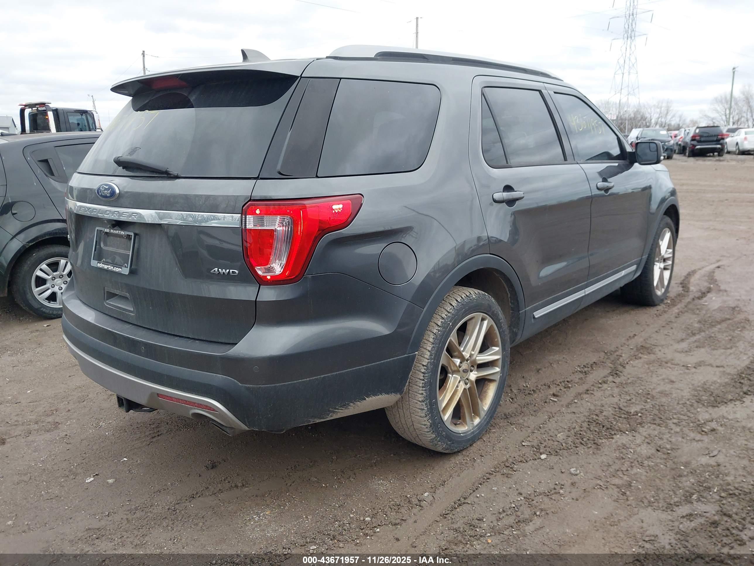 FORD EXPLORER image 4