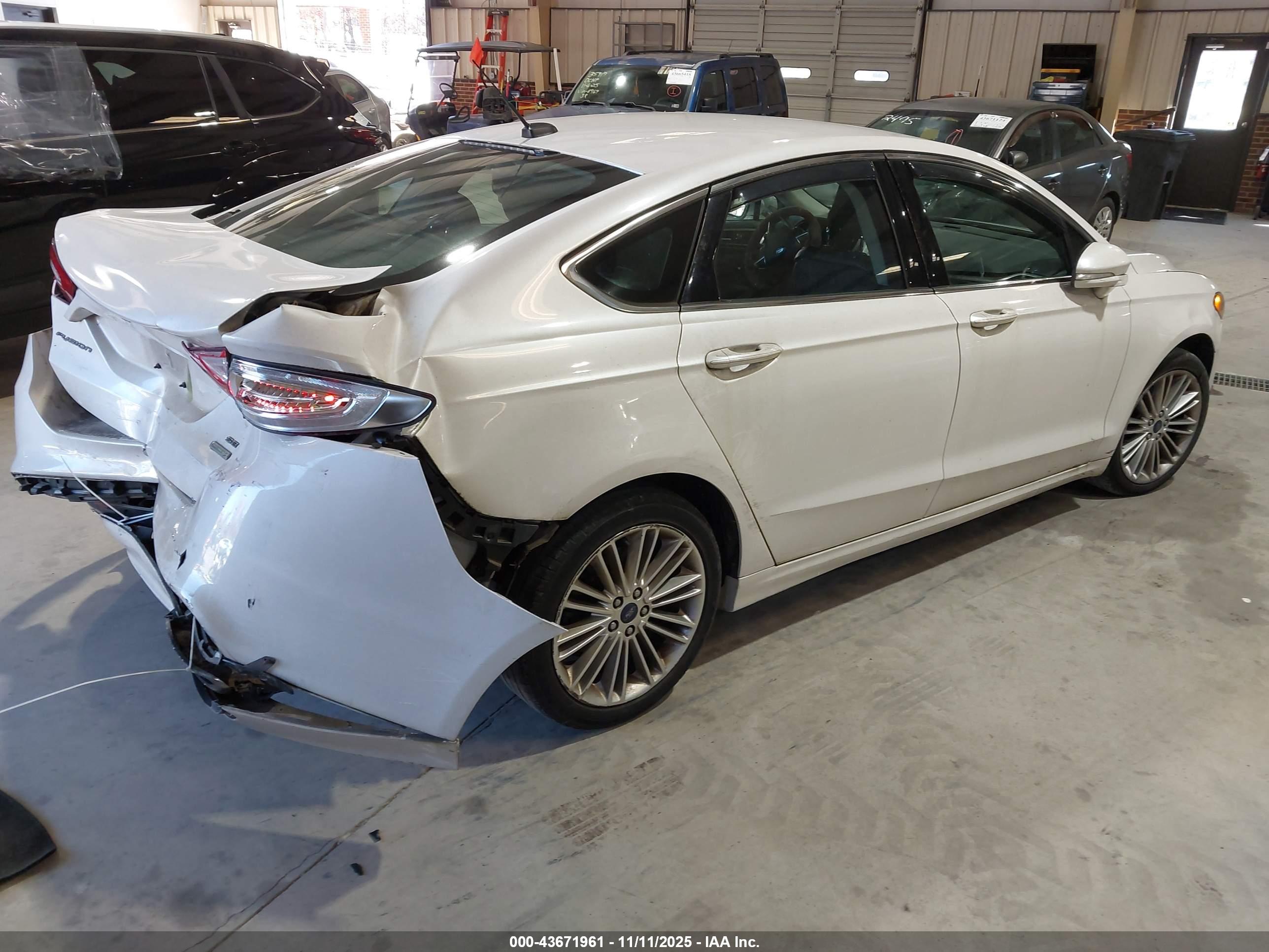 FORD FUSION image 4