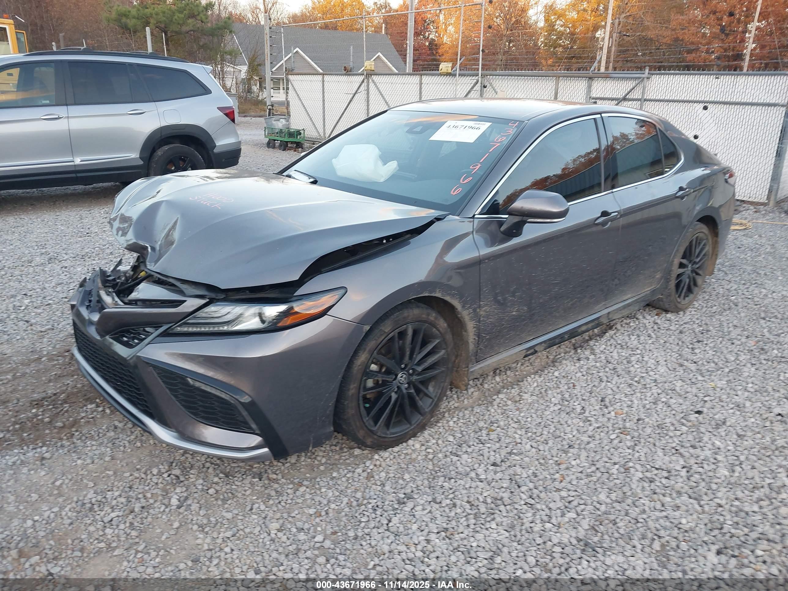TOYOTA CAMRY image 2