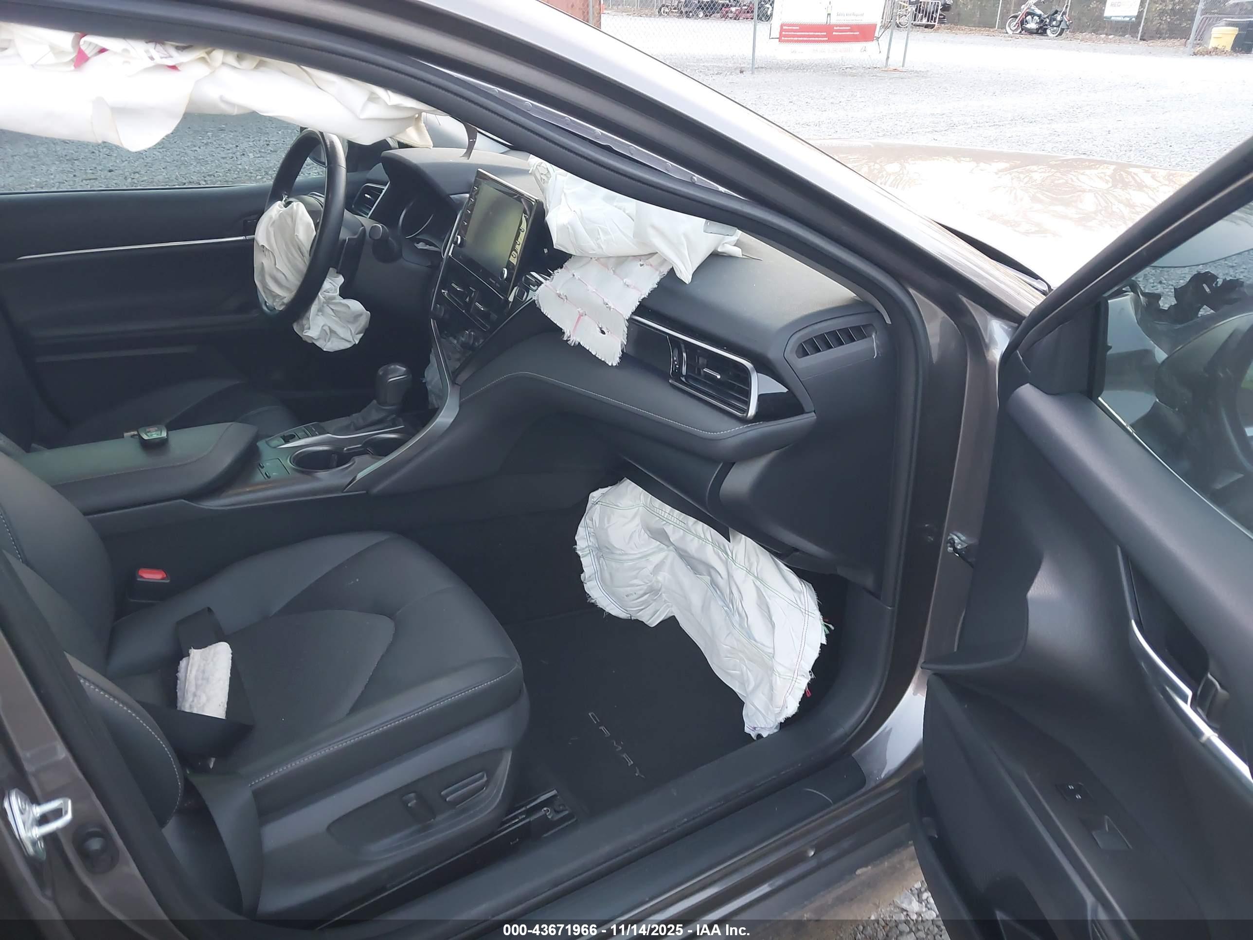 TOYOTA CAMRY image 5