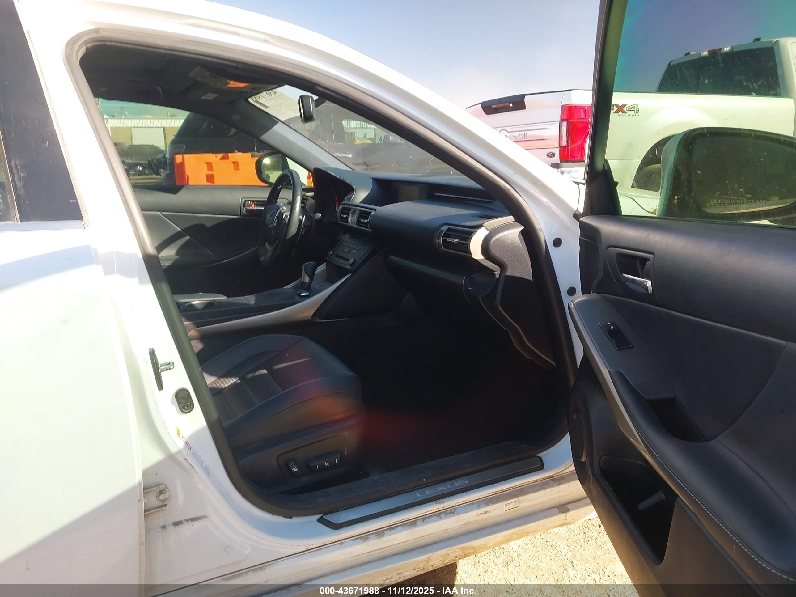 LEXUS IS image 5