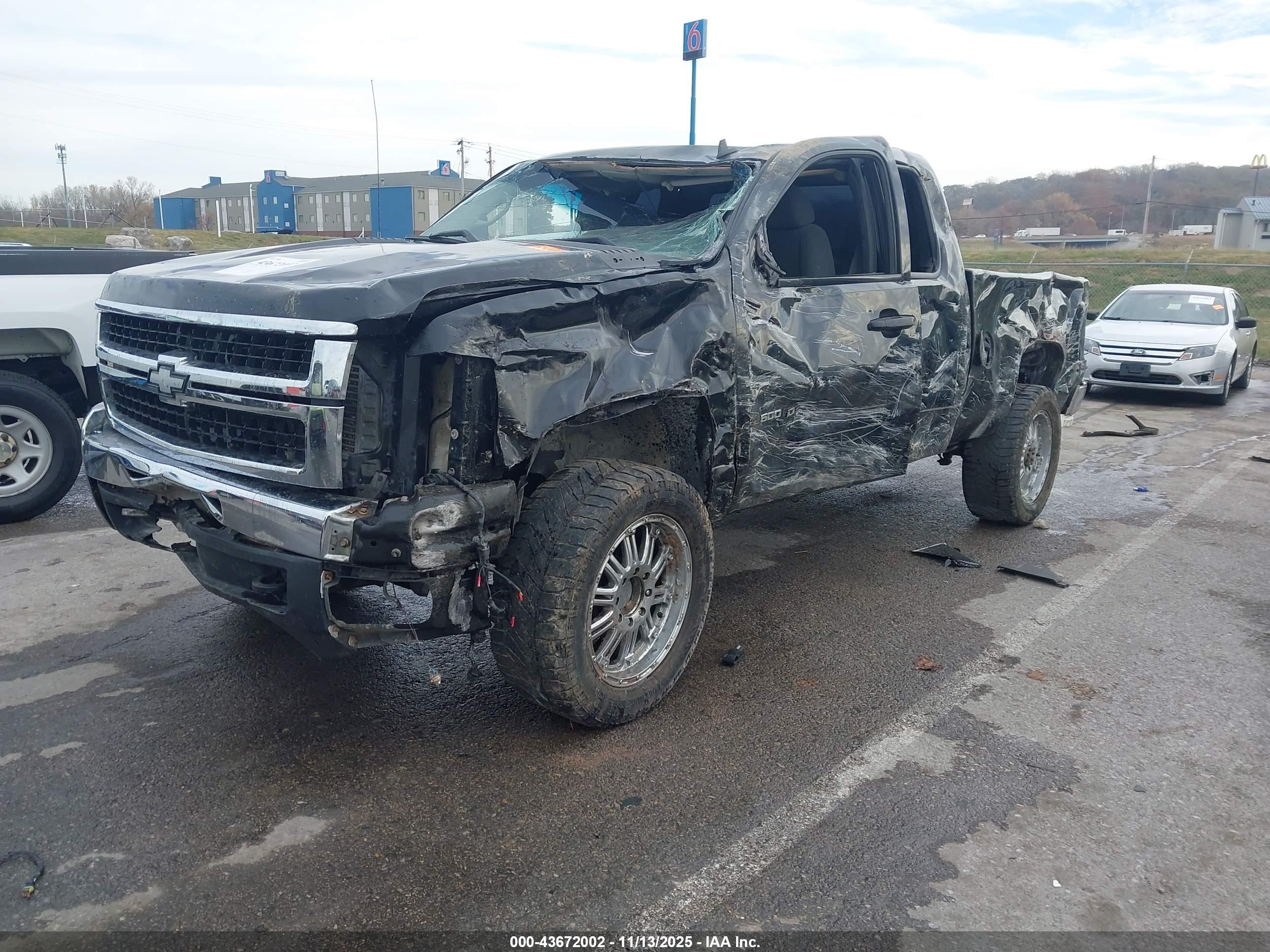 CHEVROLET SILVERADO image 2