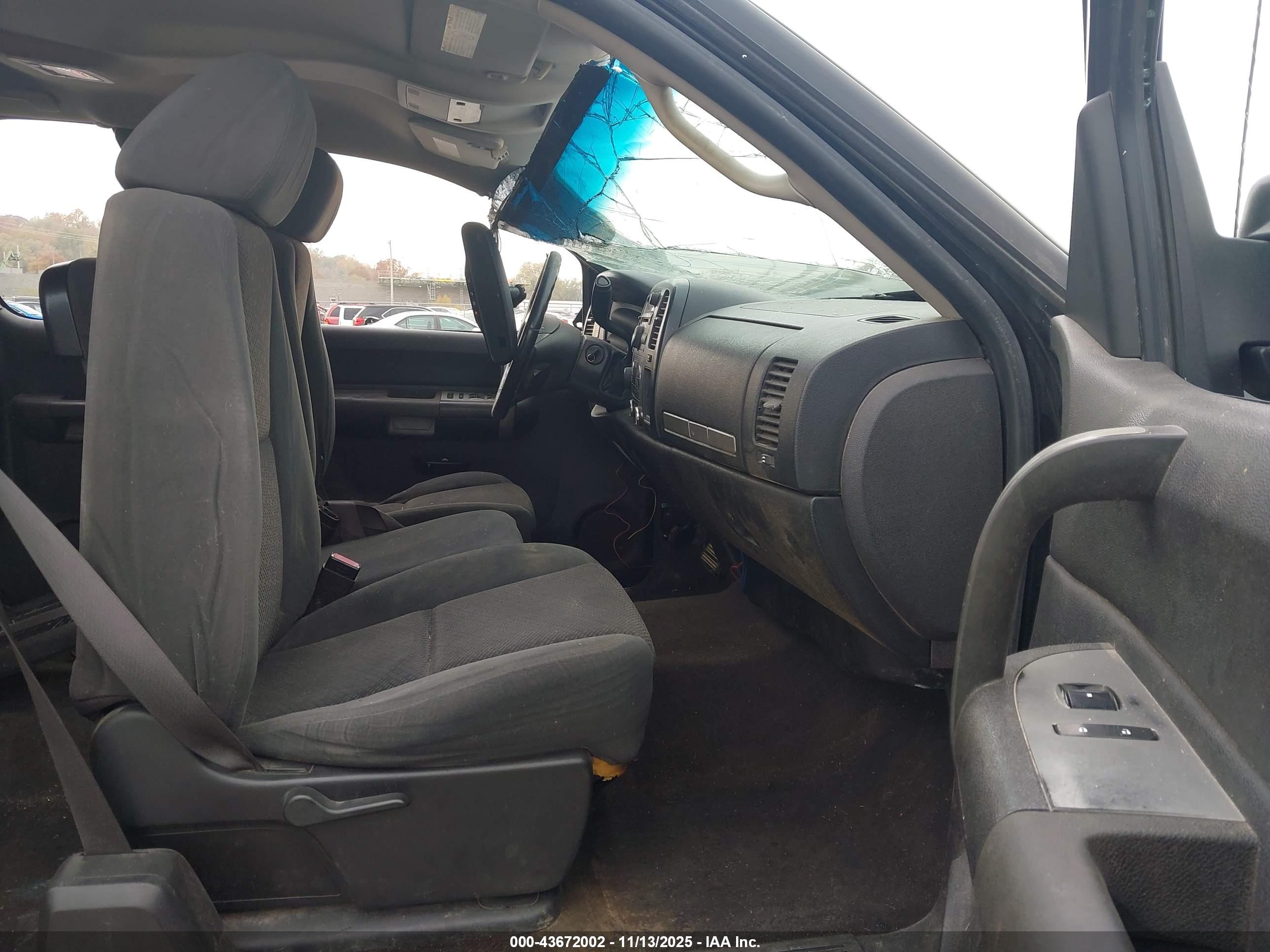 CHEVROLET SILVERADO image 5