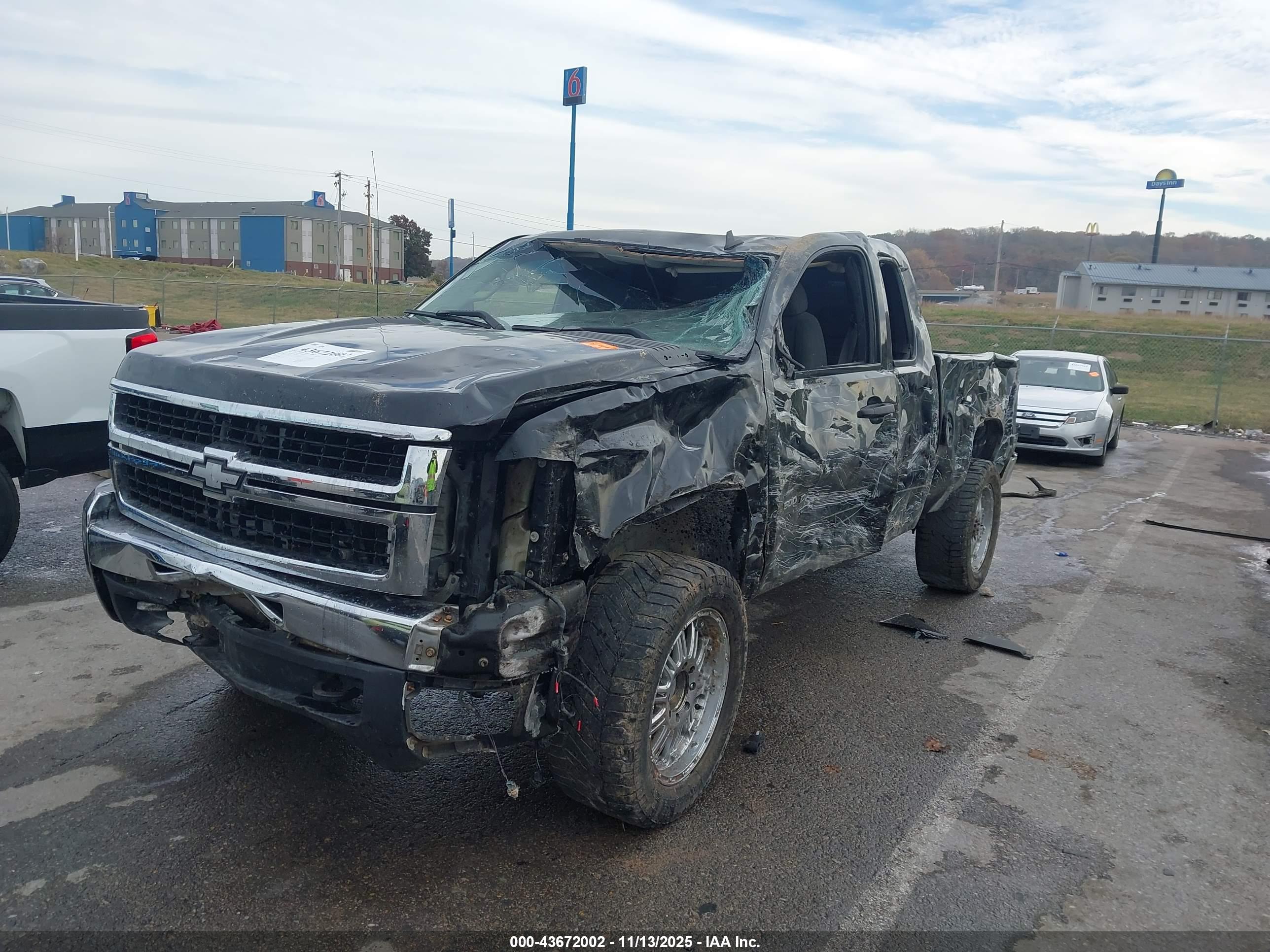 CHEVROLET SILVERADO image 6