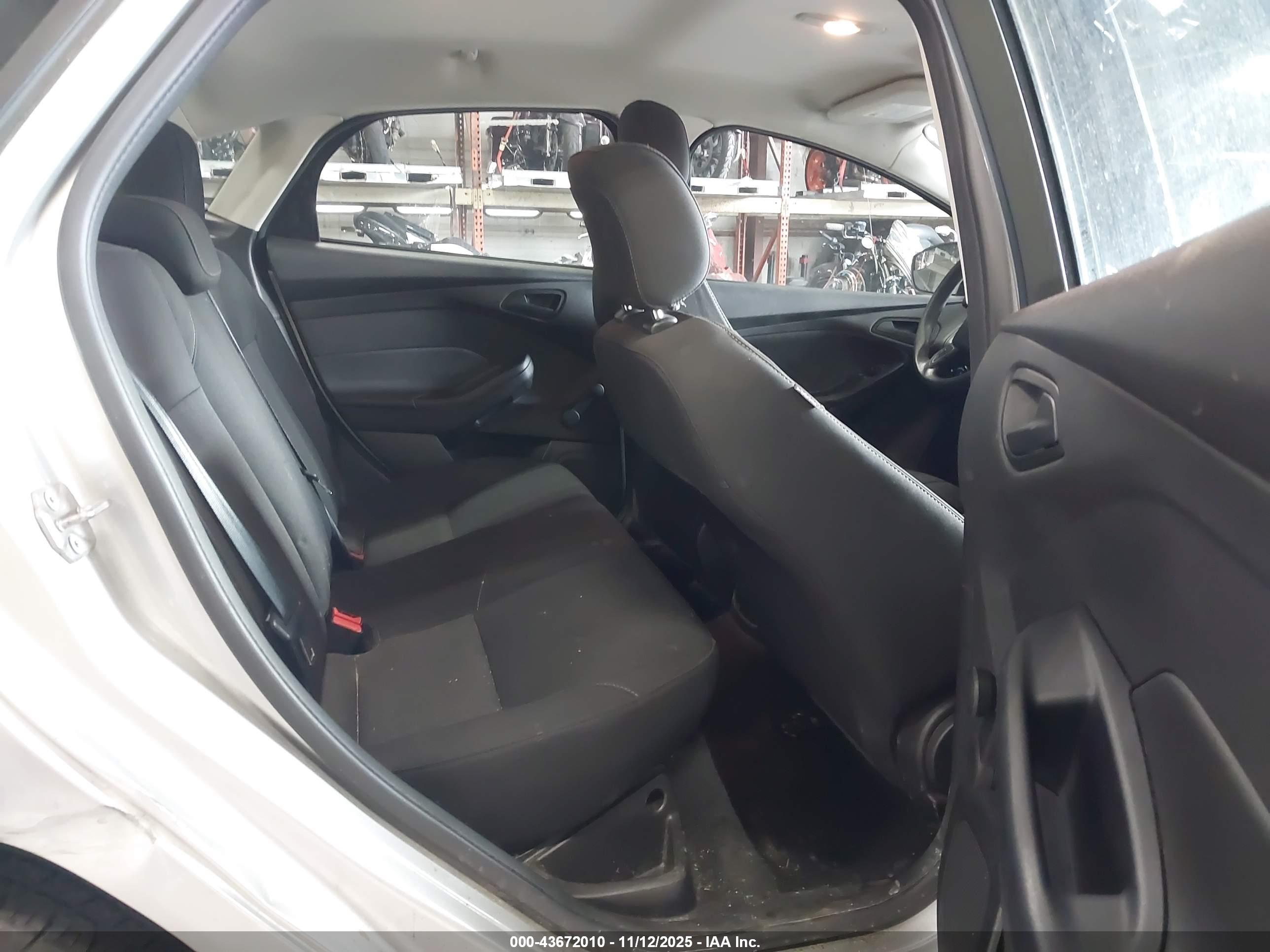FORD FOCUS image 8