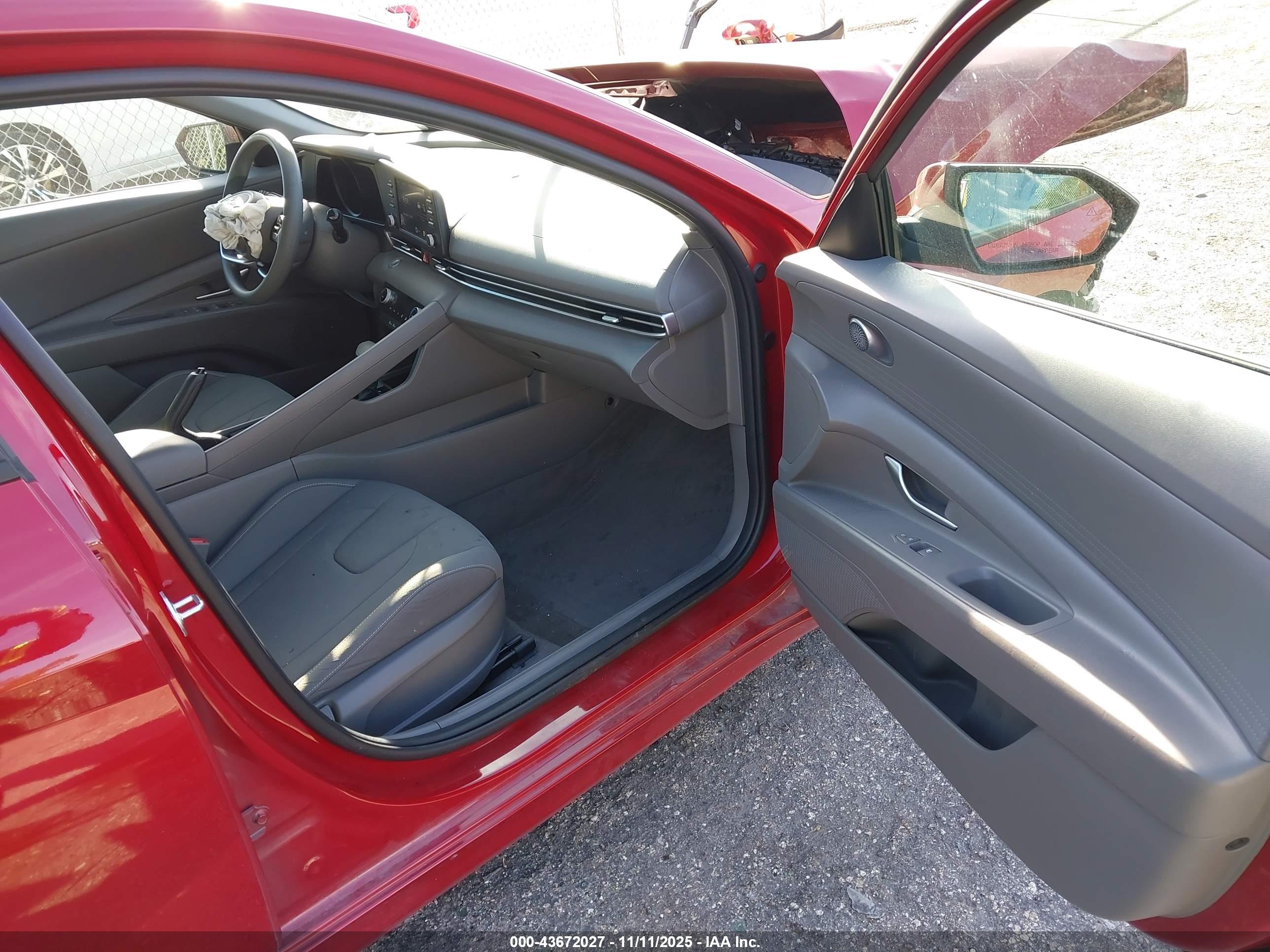 HYUNDAI ELANTRA image 5