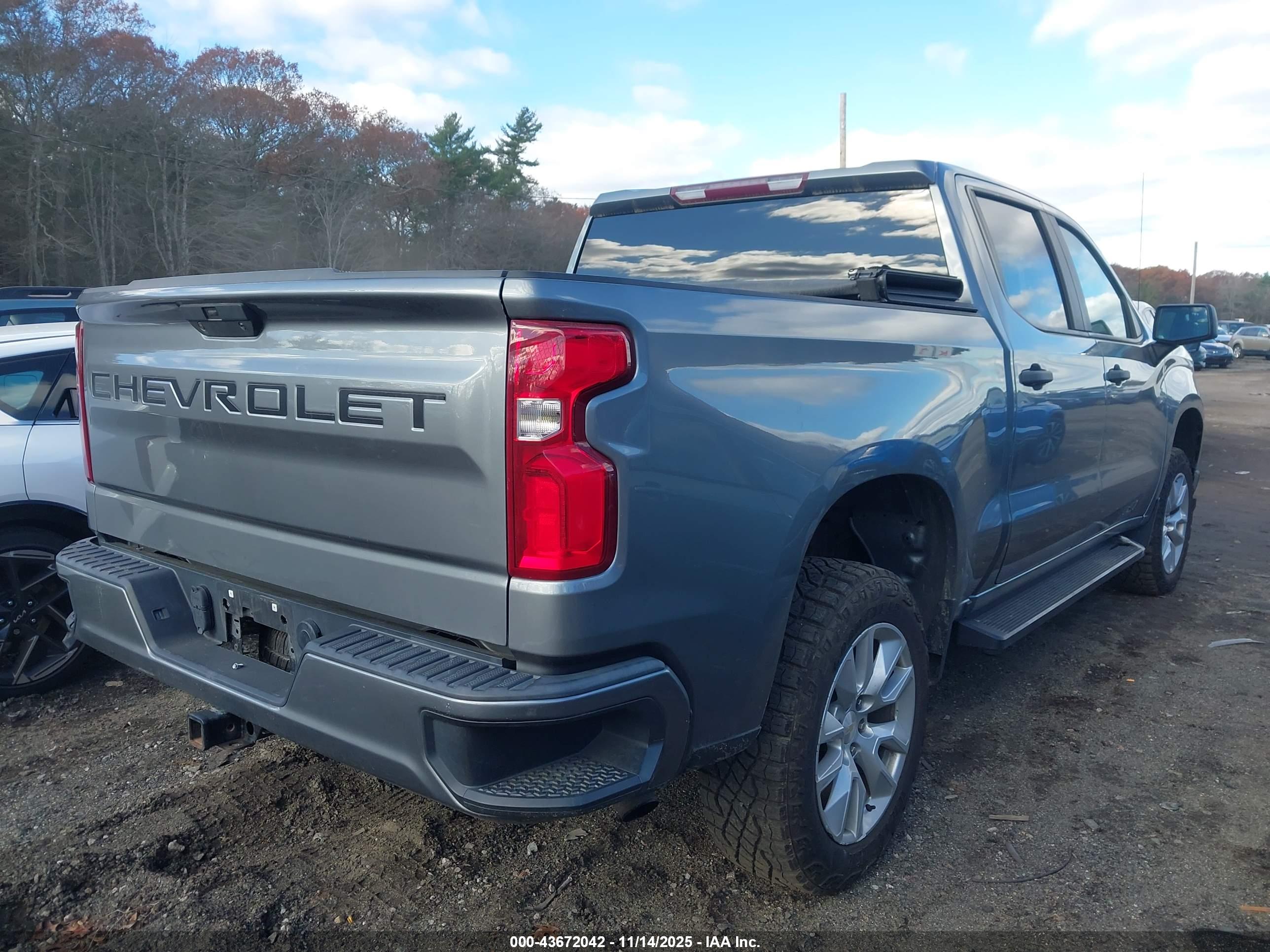 CHEVROLET SILVERADO image 4