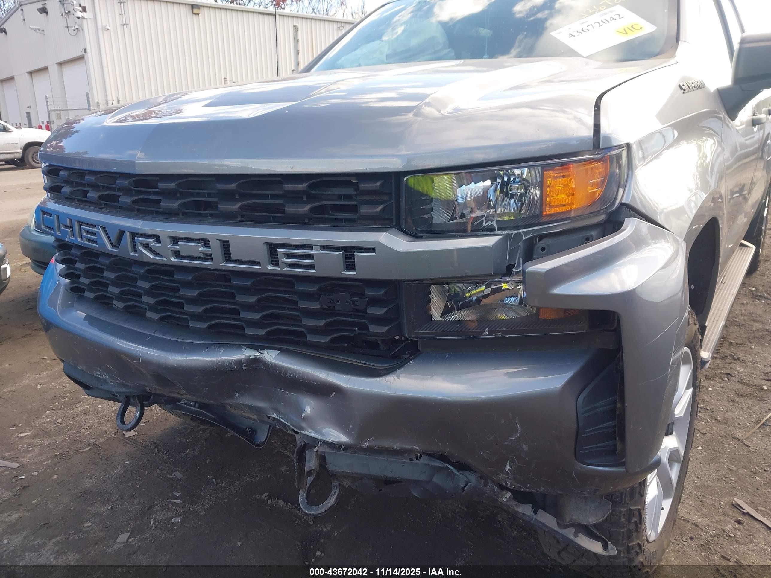 CHEVROLET SILVERADO image 6