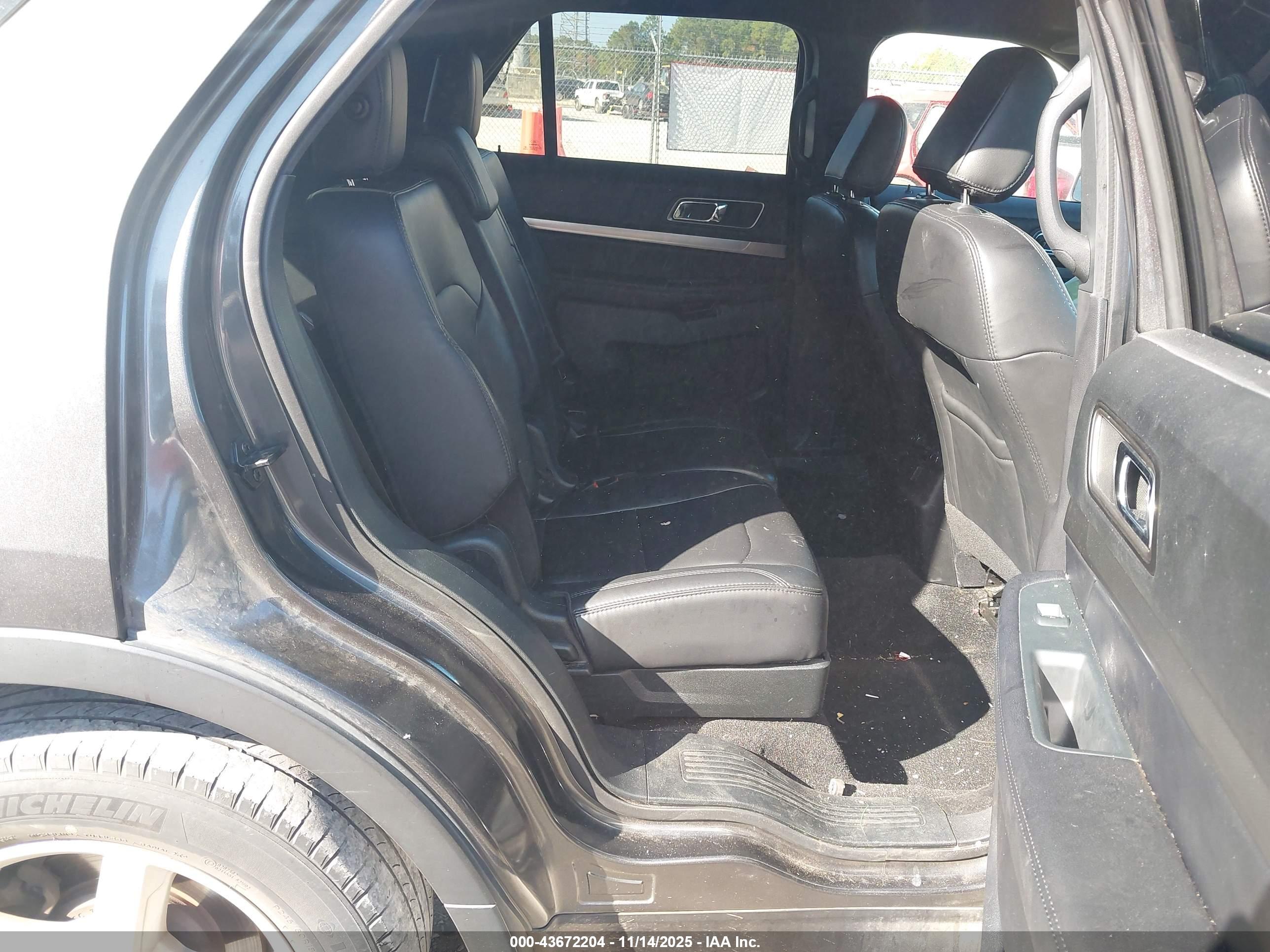 FORD EXPLORER image 8