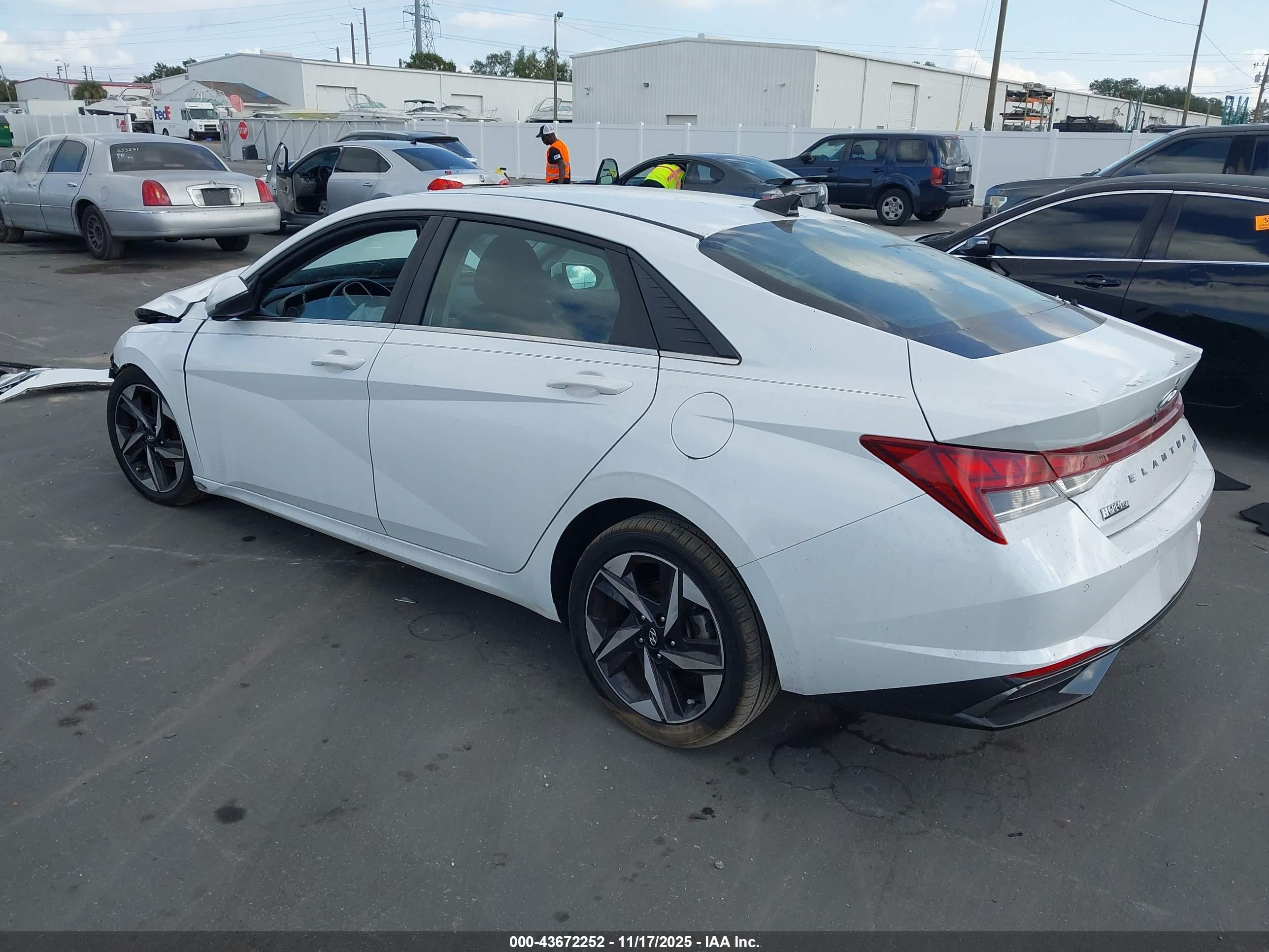 HYUNDAI ELANTRA image 3