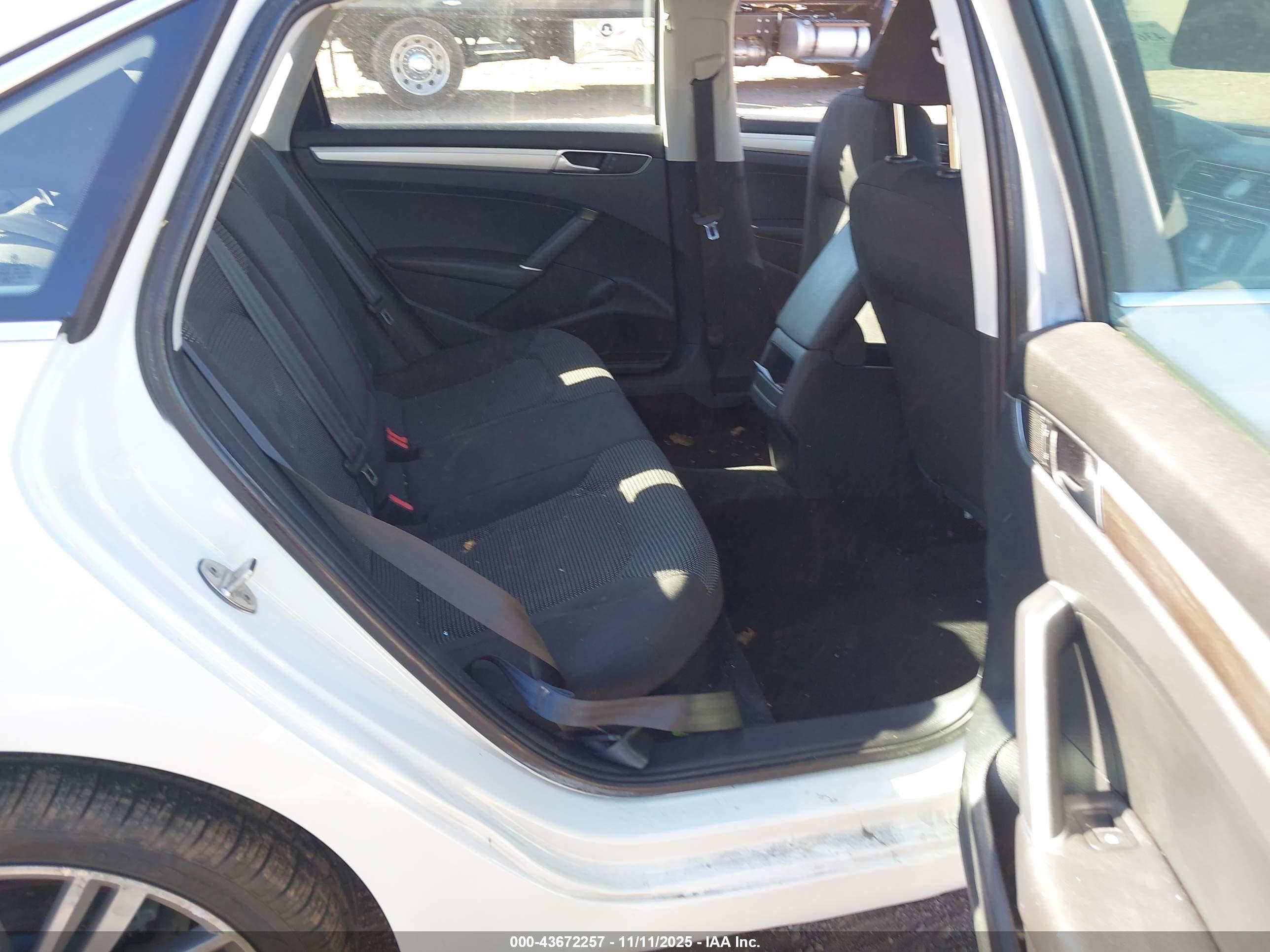 VOLKSWAGEN PASSAT image 8