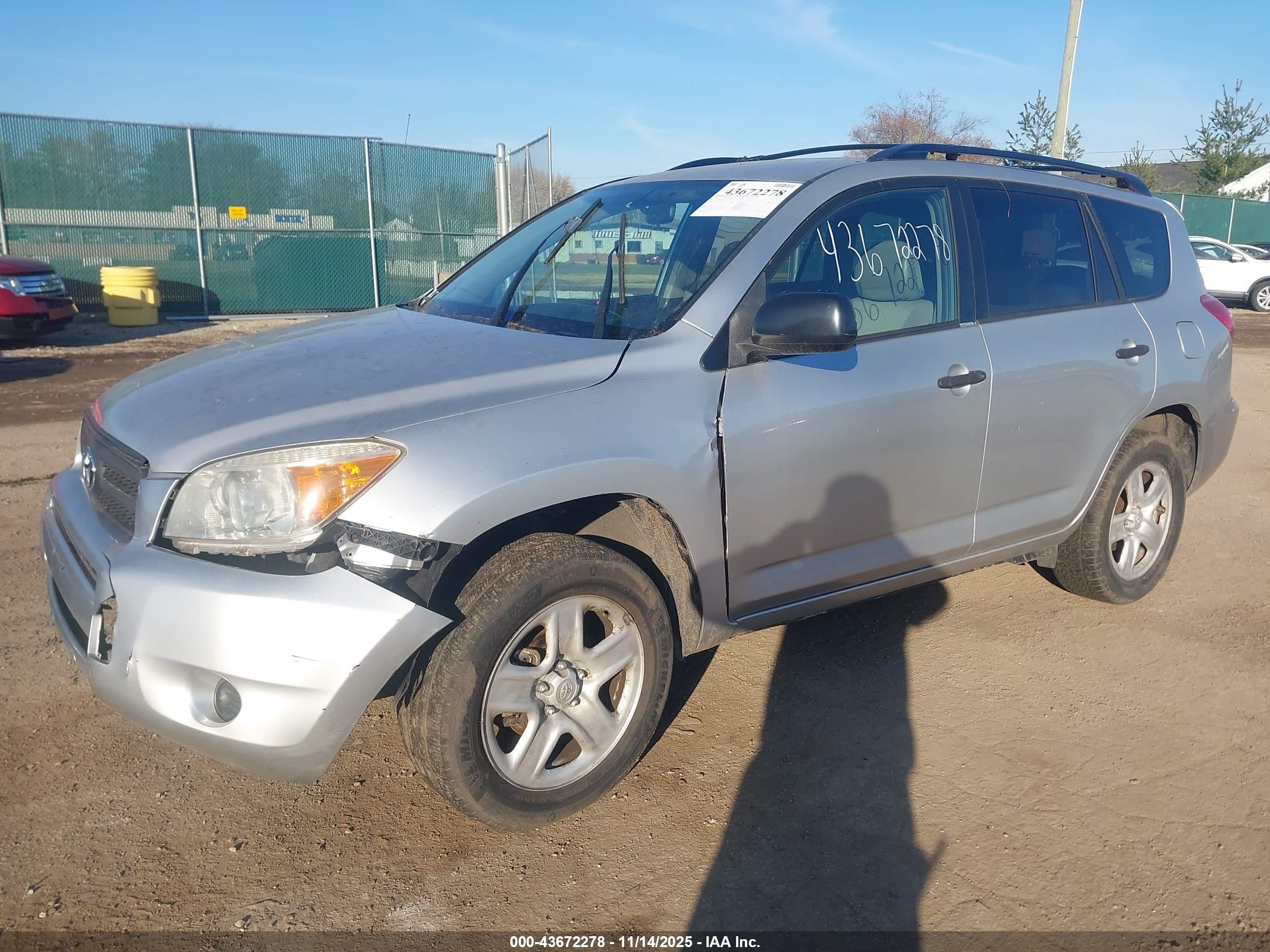 TOYOTA RAV4 image 2