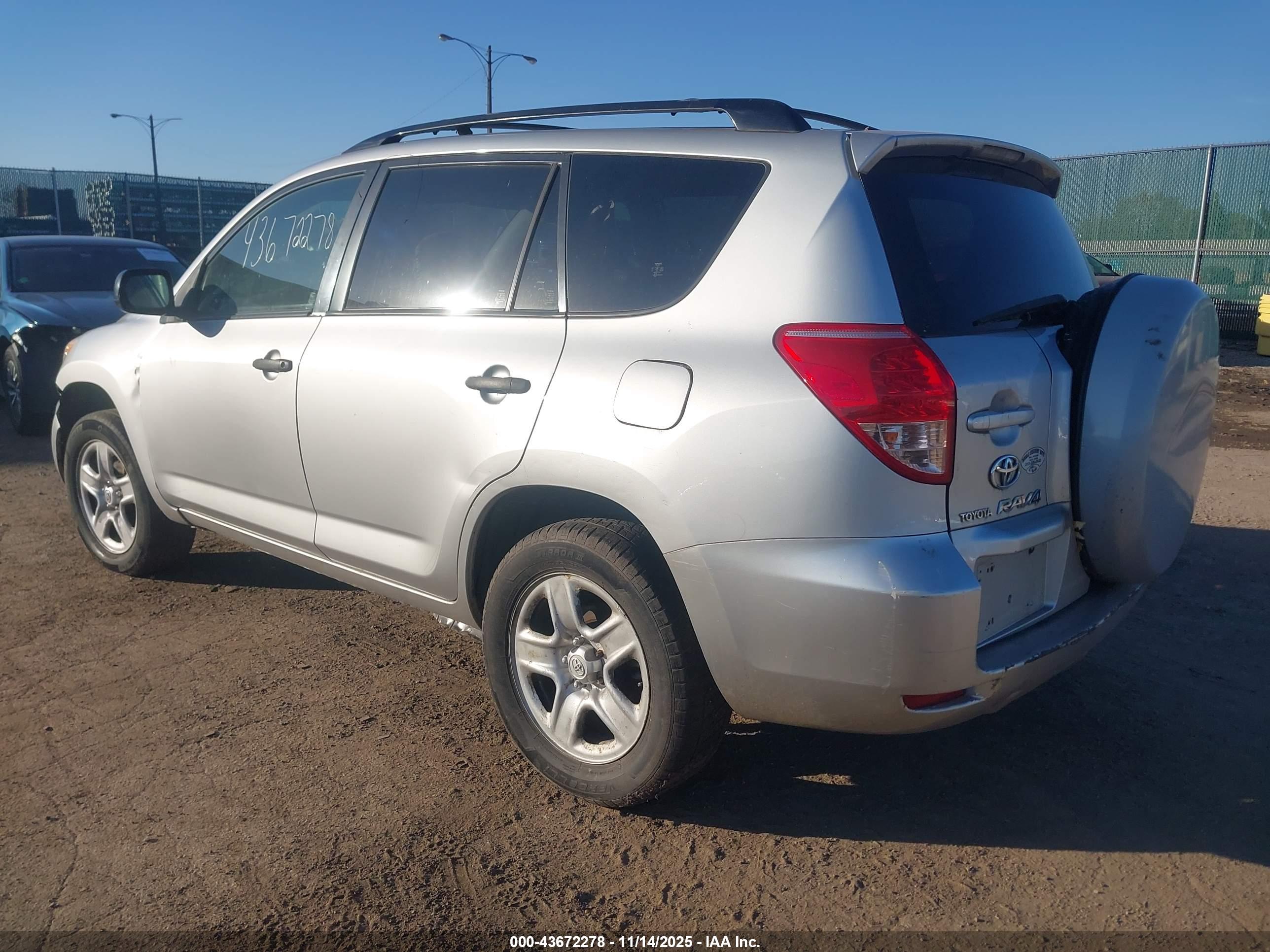 TOYOTA RAV4 image 3