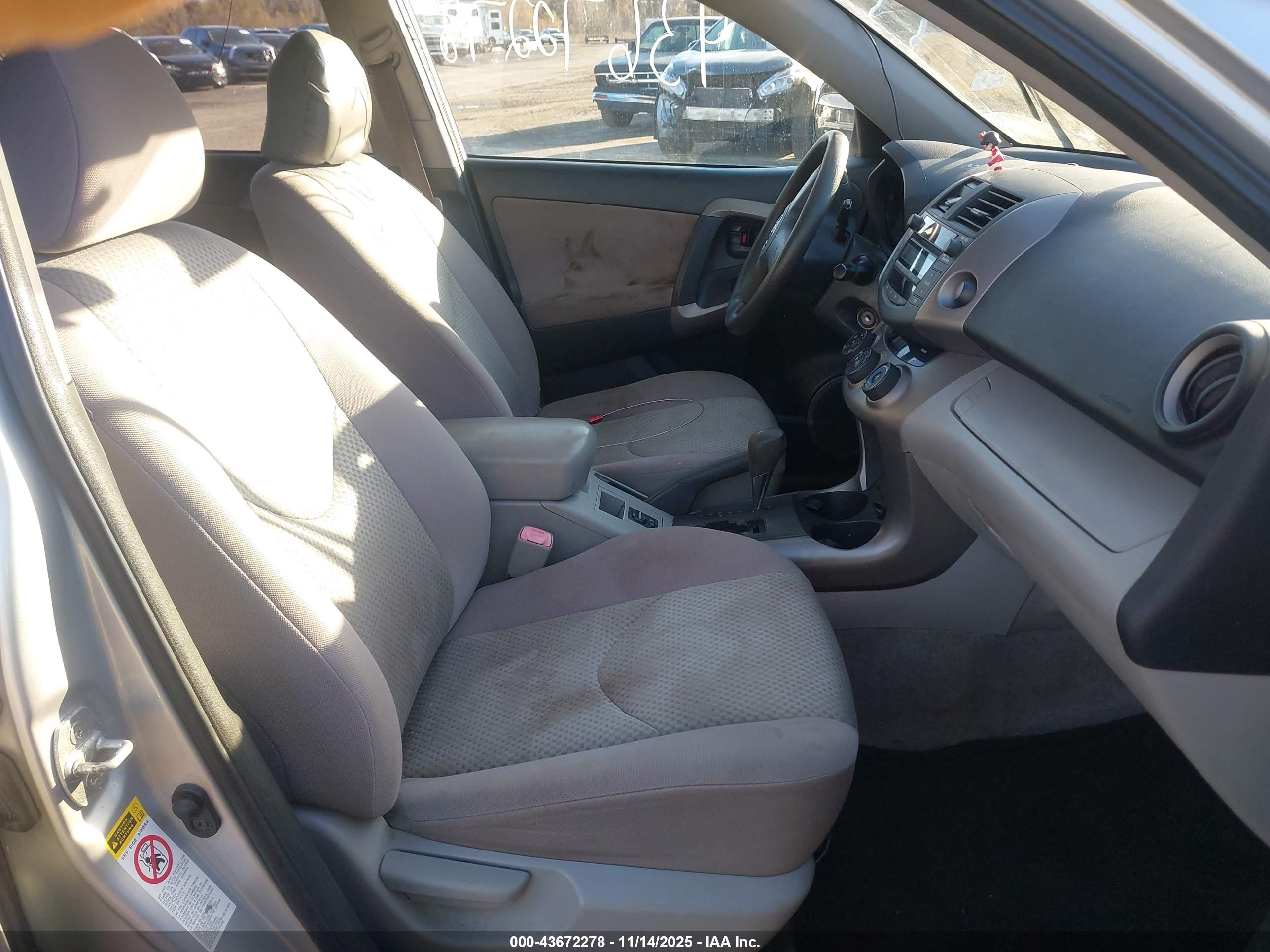 TOYOTA RAV4 image 5