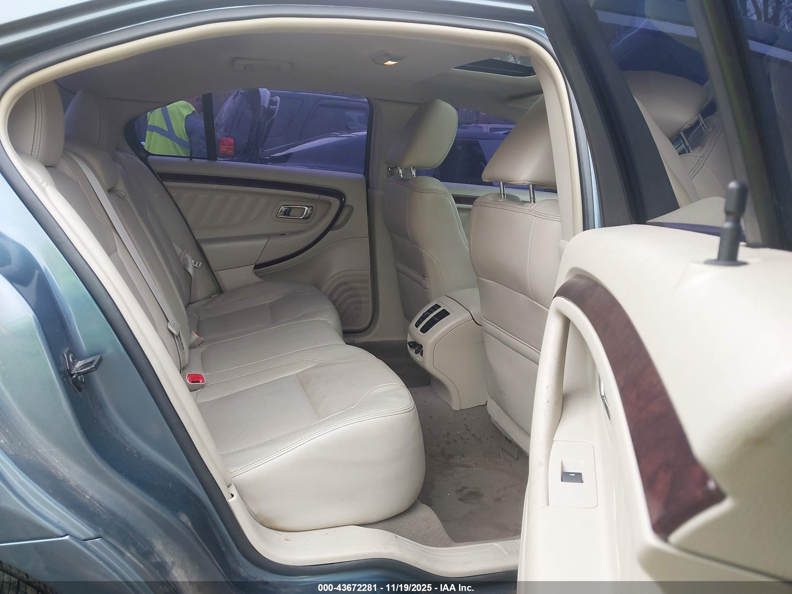 FORD TAURUS image 8