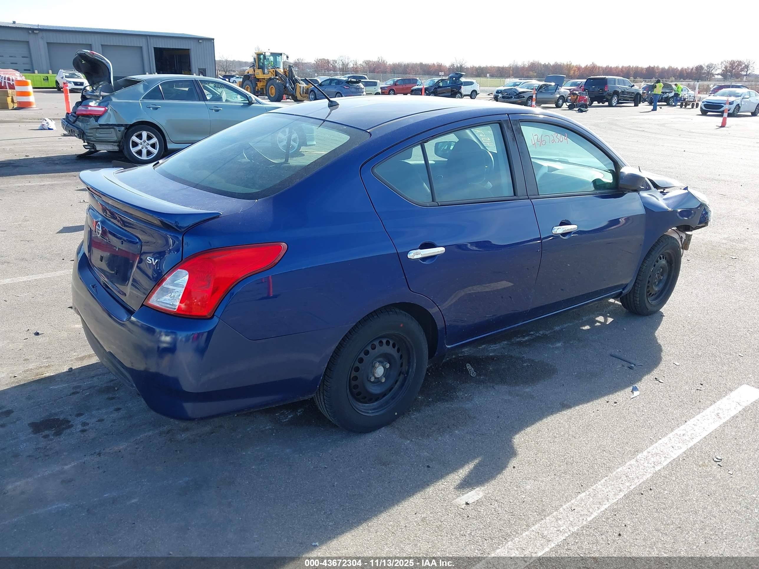 NISSAN VERSA image 4