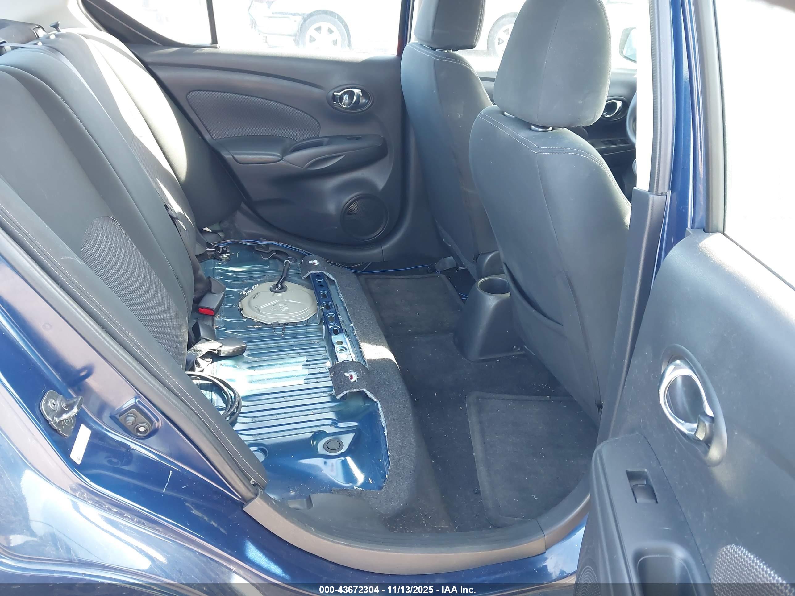 NISSAN VERSA image 8