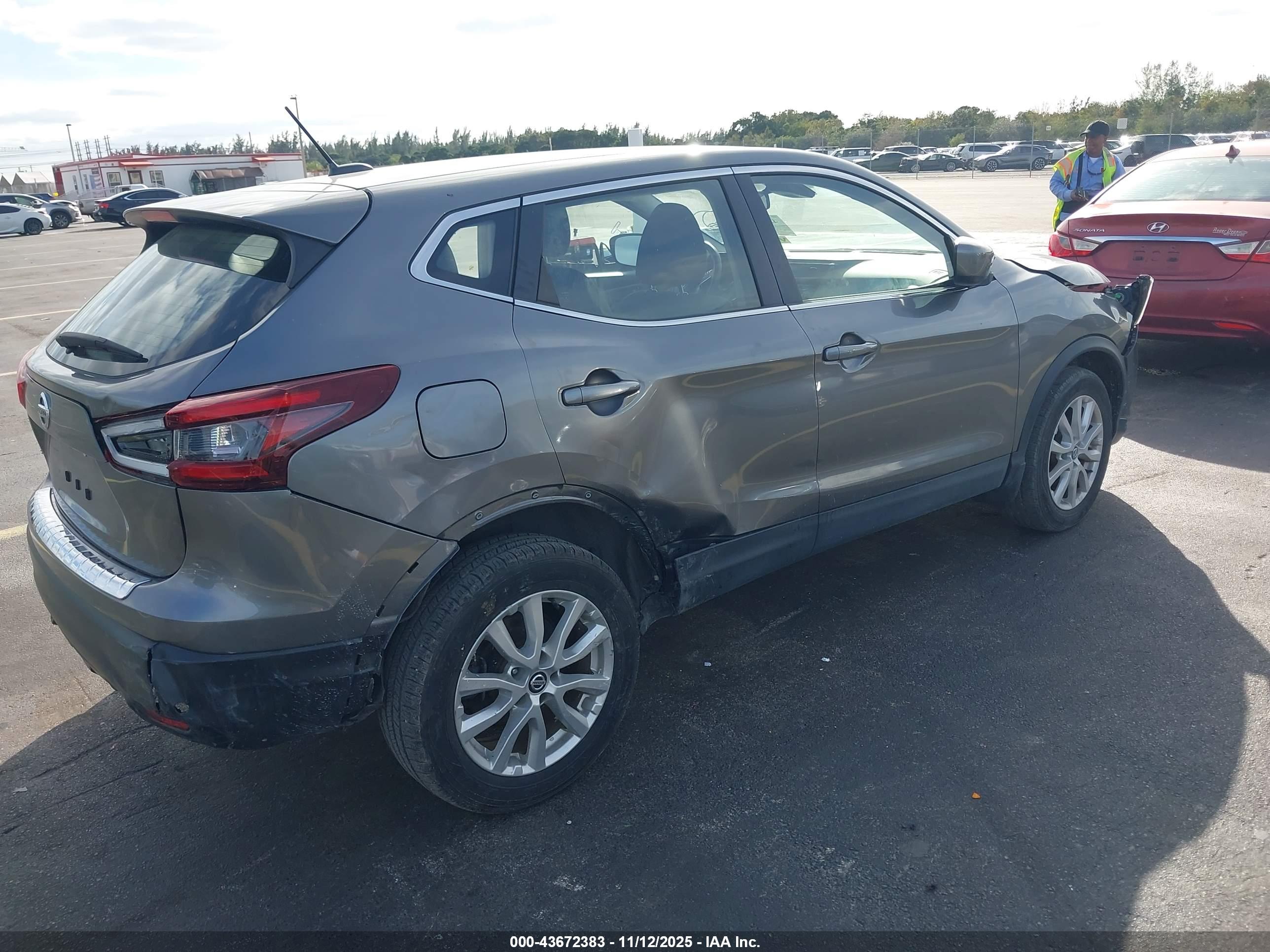 NISSAN ROGUE image 4